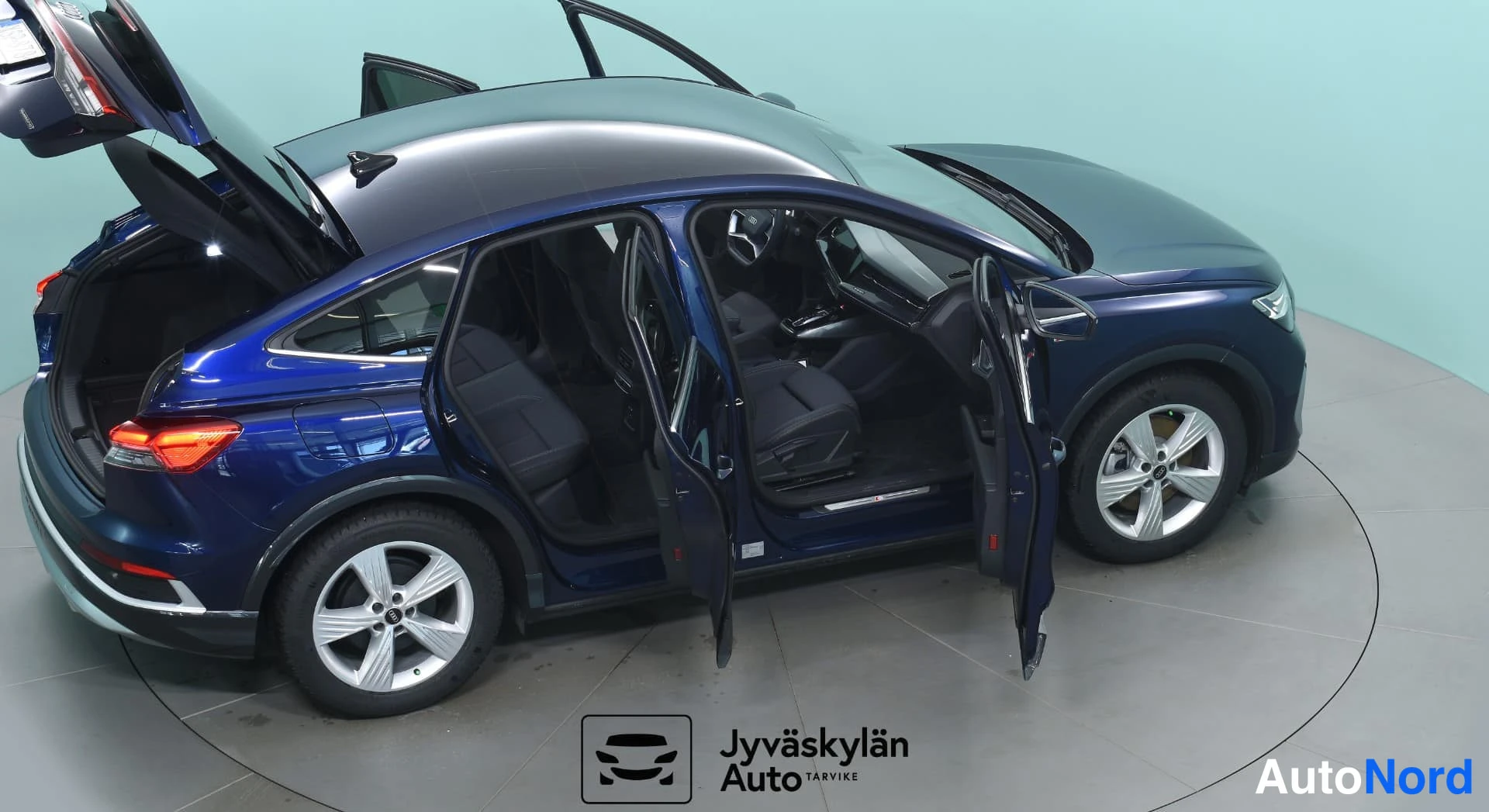 Sininen Audi Q4 e-tron 2024, takaviisto, kuva 8