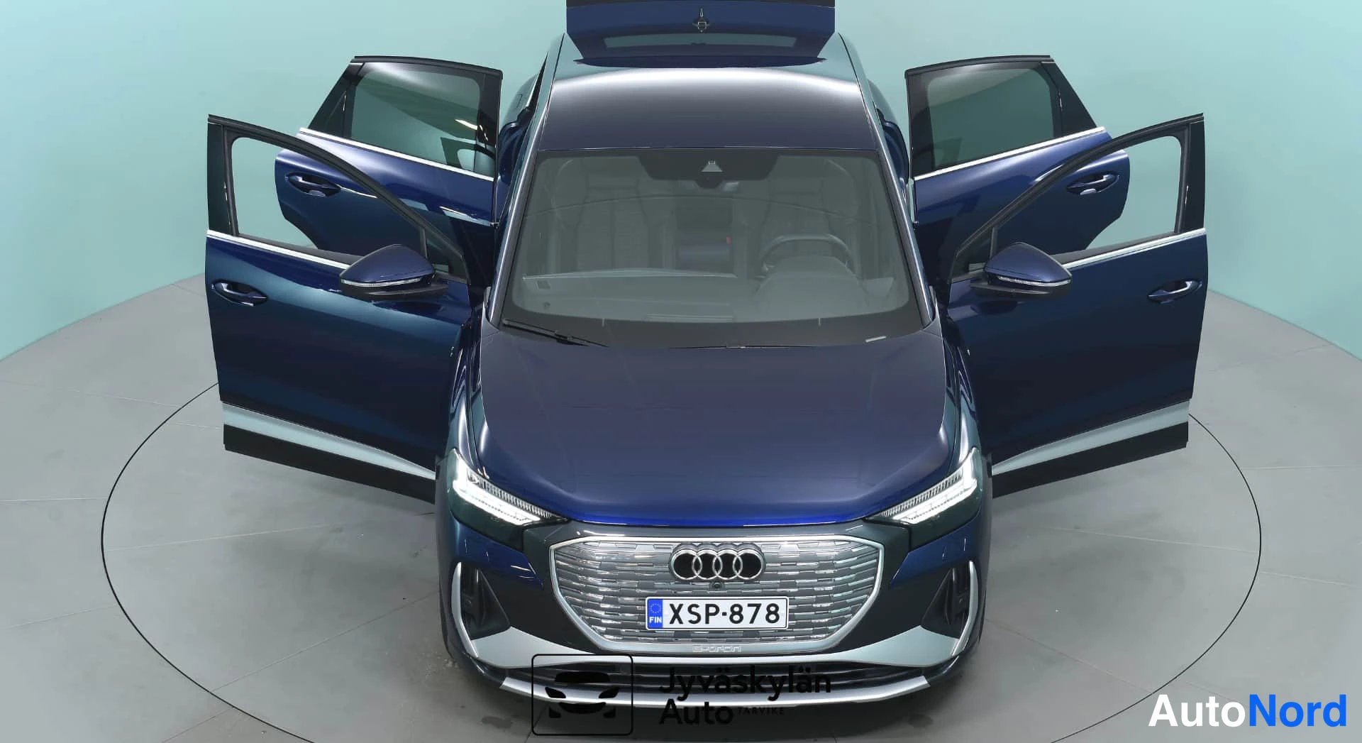 Sininen Audi Q4 e-tron 2024, edestä, kuva 4