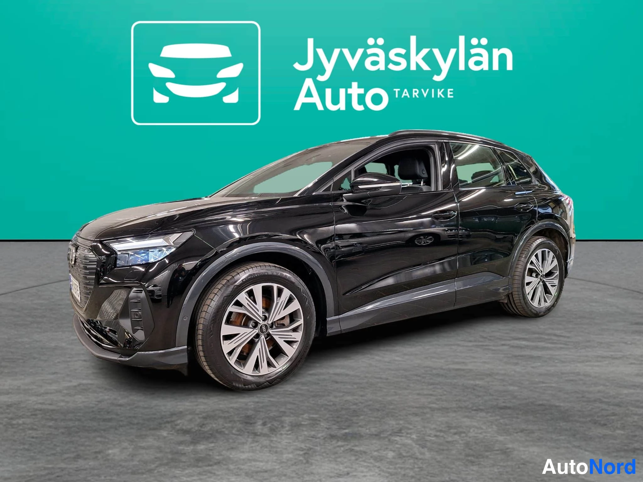 Musta Audi Q4 e-tron 2022, etuviisto, keula vasemmalle, kuva 2