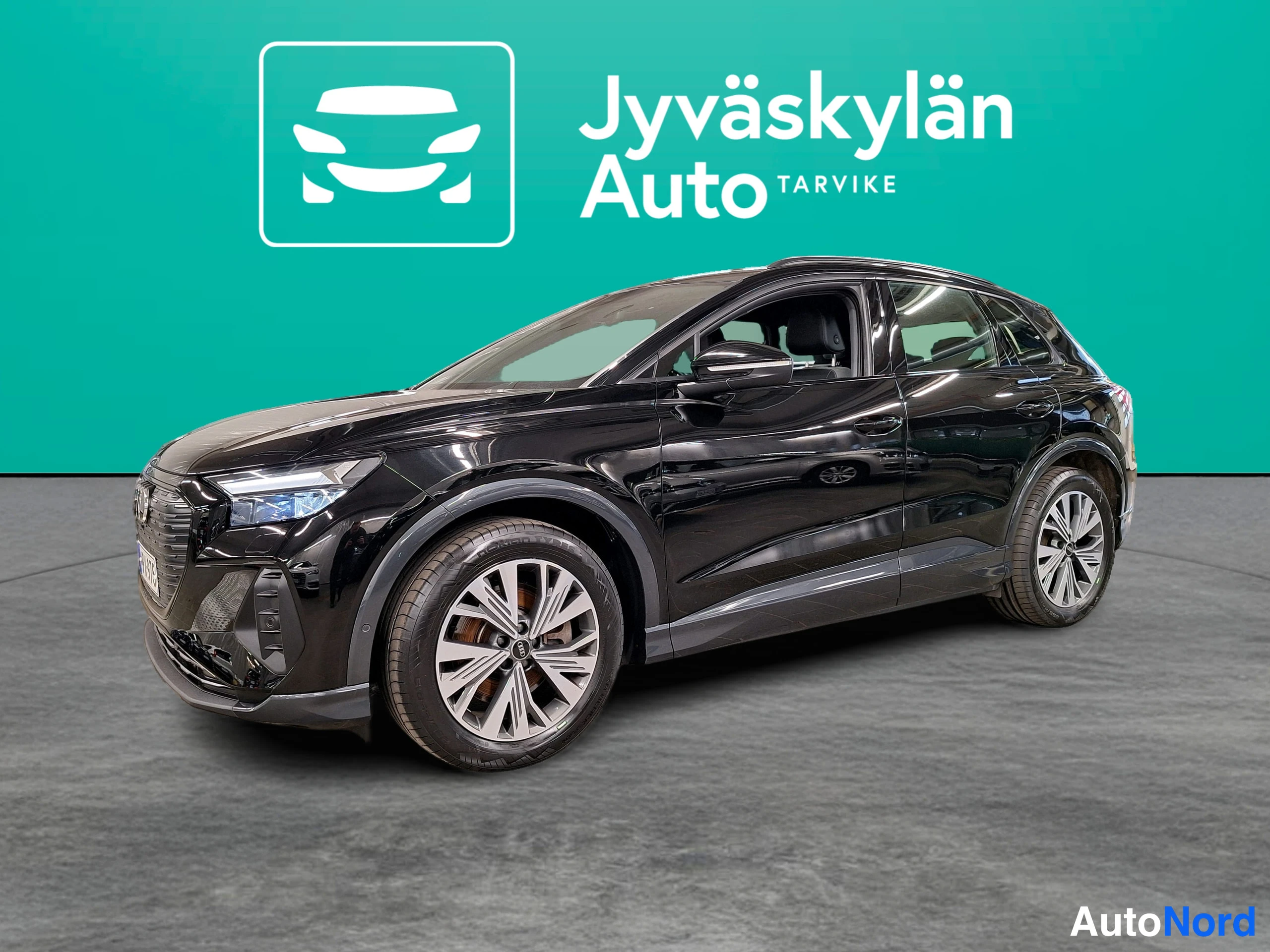Musta Audi Q4 e-tron 2022, etuviisto, keula vasemmalle, kuva 3