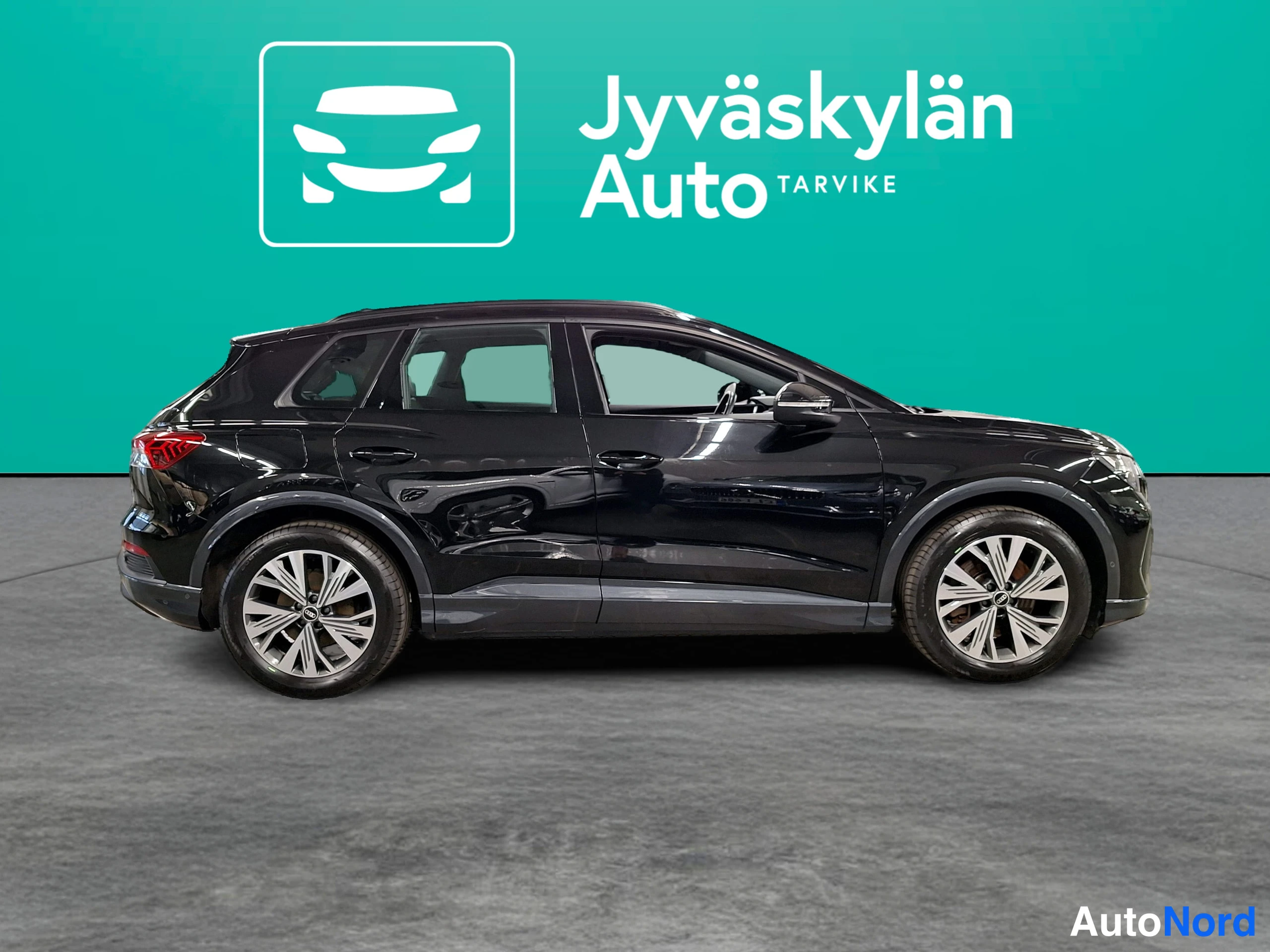 Musta Audi Q4 e-tron 2022, sivulta, kuva 11