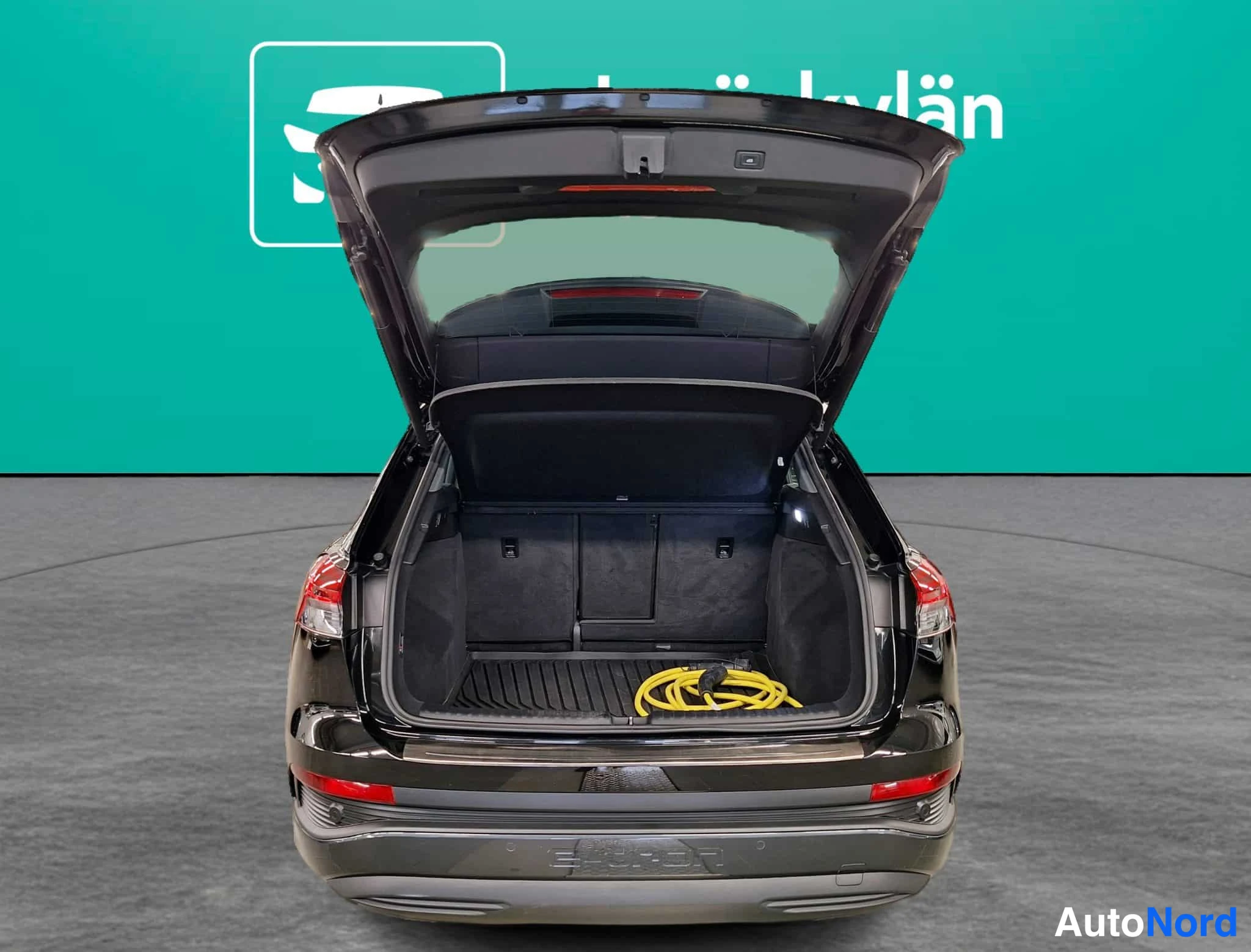 Musta Audi Q4 e-tron 2022, tavaratila, kuva 34