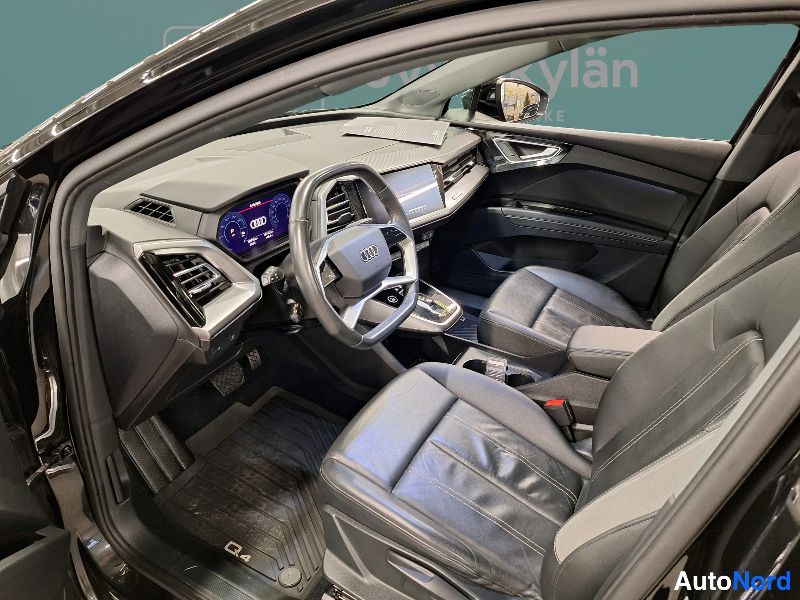 Musta Audi Q4 e-tron 2022, ohjaamo, kuva 20