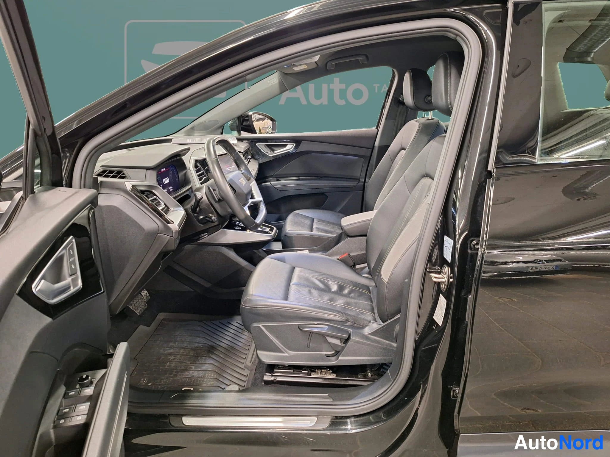 Musta Audi Q4 e-tron 2022, etuistuimet, kuva 27
