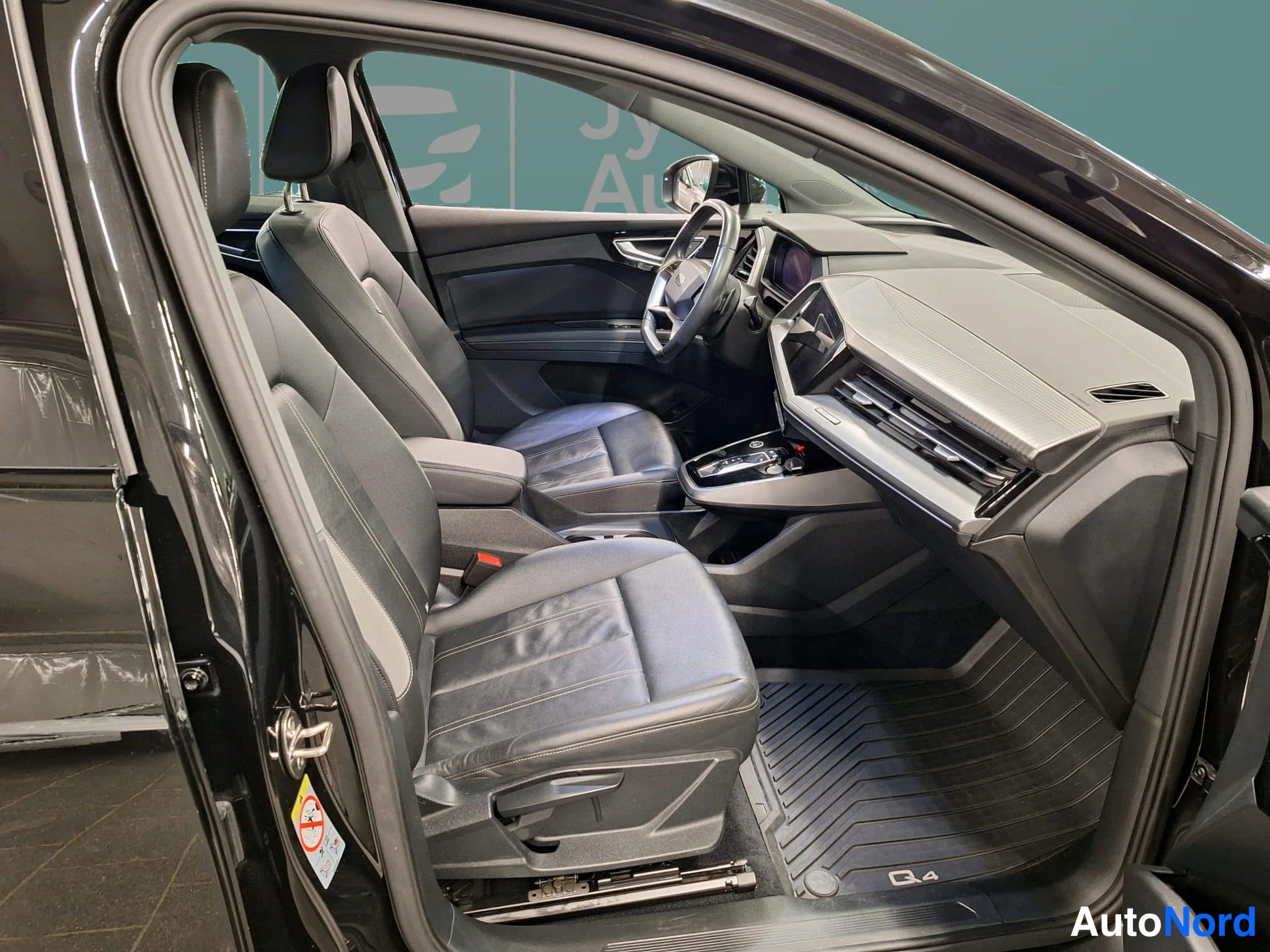 Musta Audi Q4 e-tron 2022, ohjaamo, kuva 23
