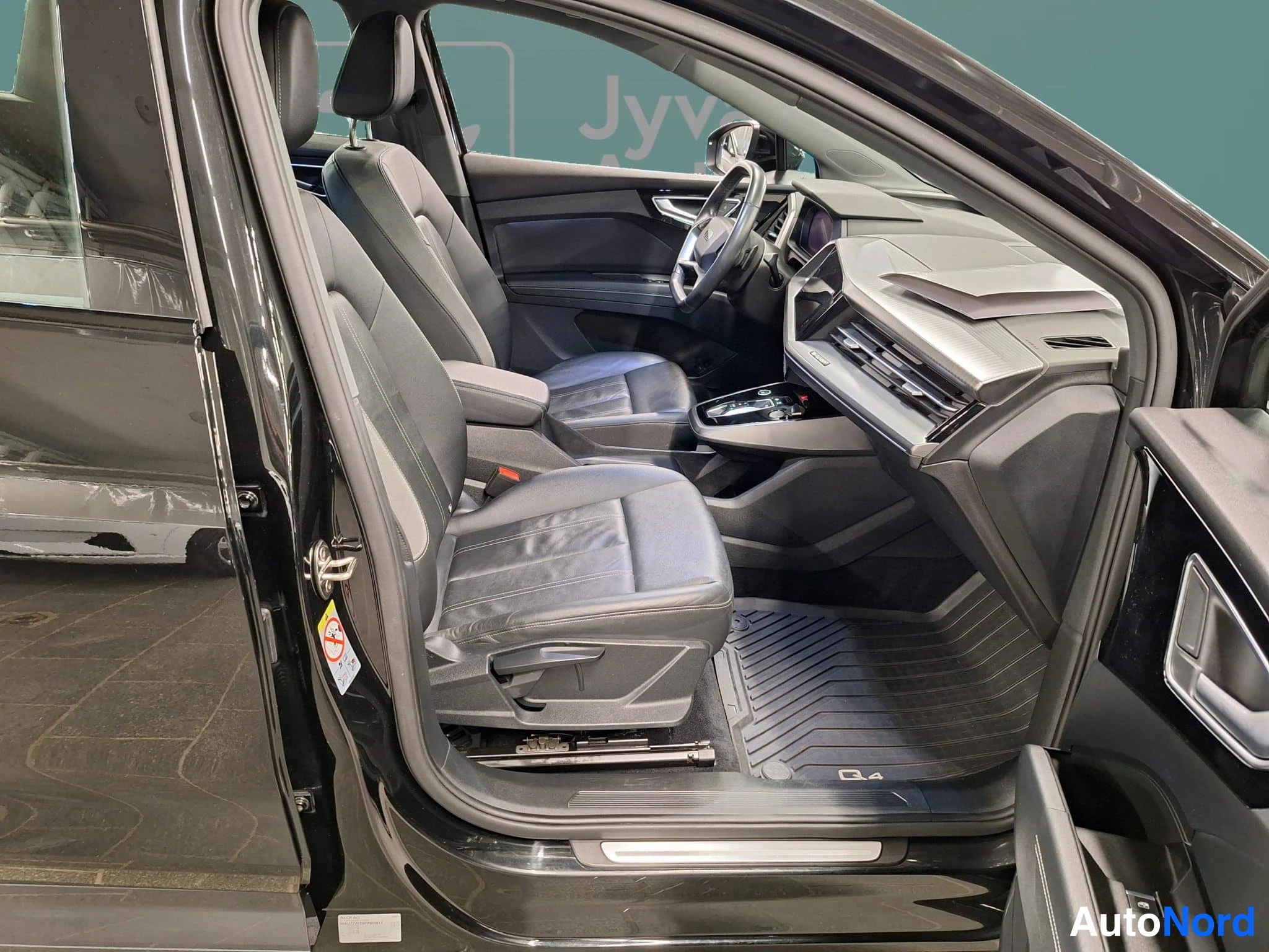 Musta Audi Q4 e-tron 2022, ohjaamo, kuva 25