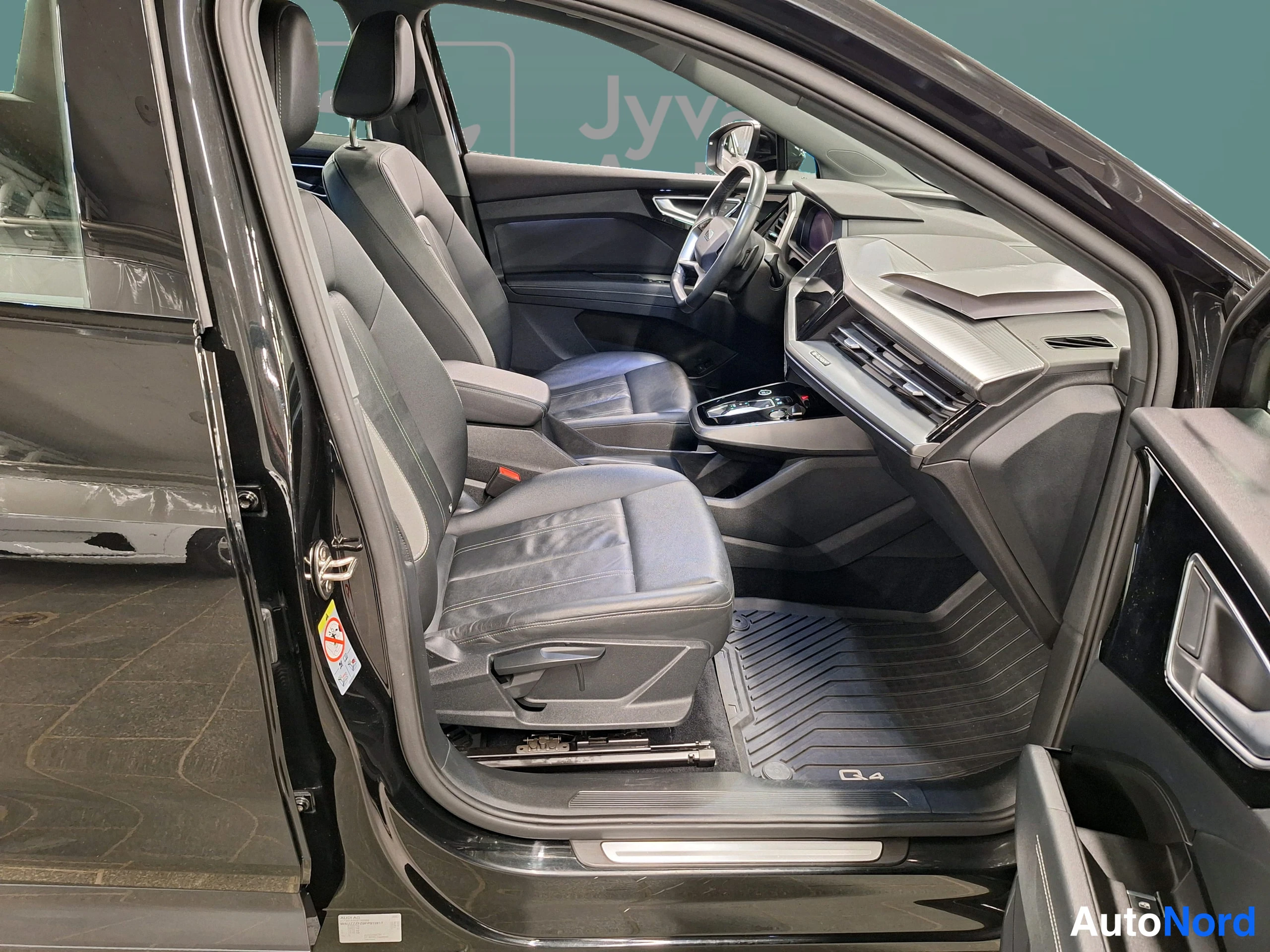 Musta Audi Q4 e-tron 2022, ohjaamo, kuva 26
