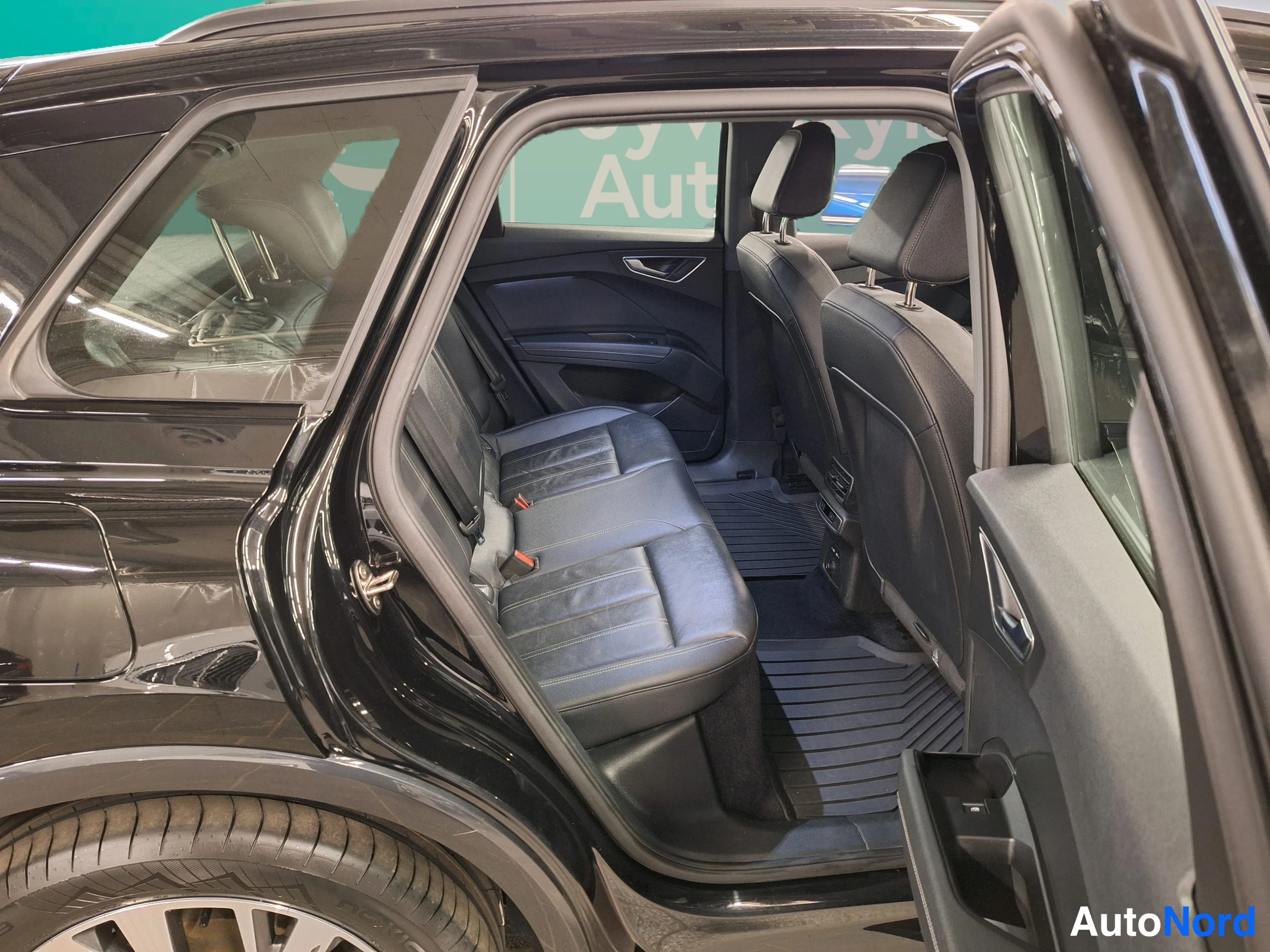 Musta Audi Q4 e-tron 2022, takaistuimet, kuva 30