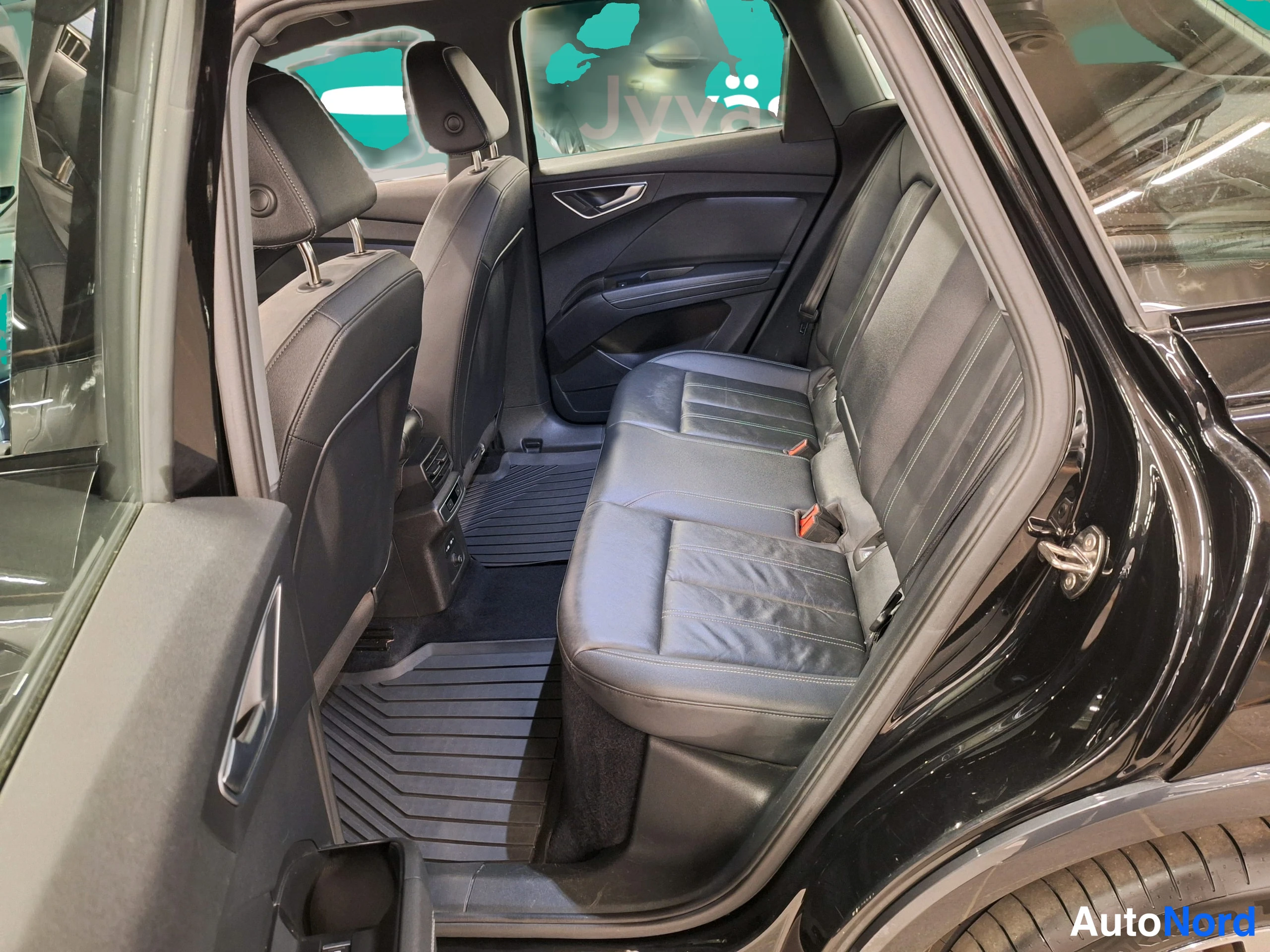 Musta Audi Q4 e-tron 2022, takaistuimet, kuva 32