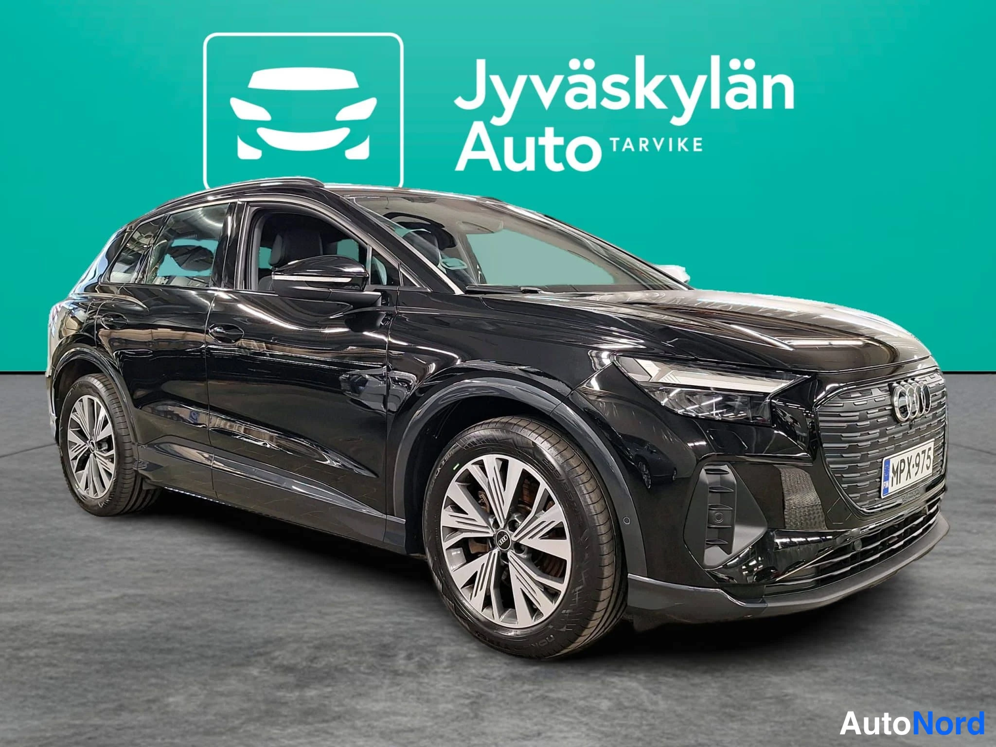 Musta Audi Q4 e-tron 2022, etuviisto, keula oikealle, kuva 6