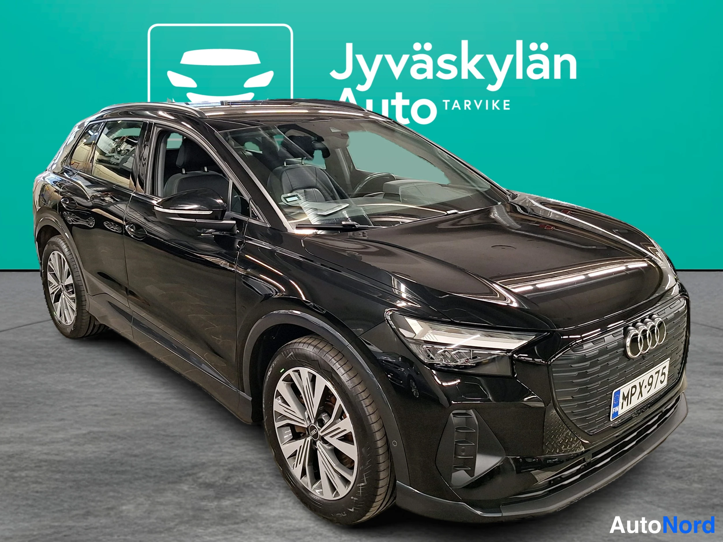 Musta Audi Q4 e-tron 2022, etuviisto, keula oikealle, kuva 7