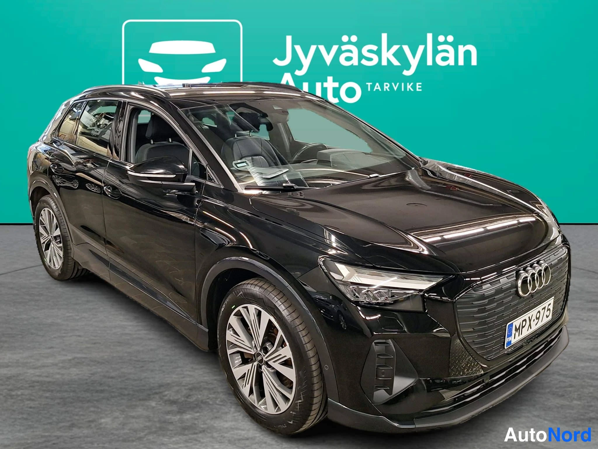 Musta Audi Q4 e-tron 2022, etuviisto, keula oikealle, kuva 8