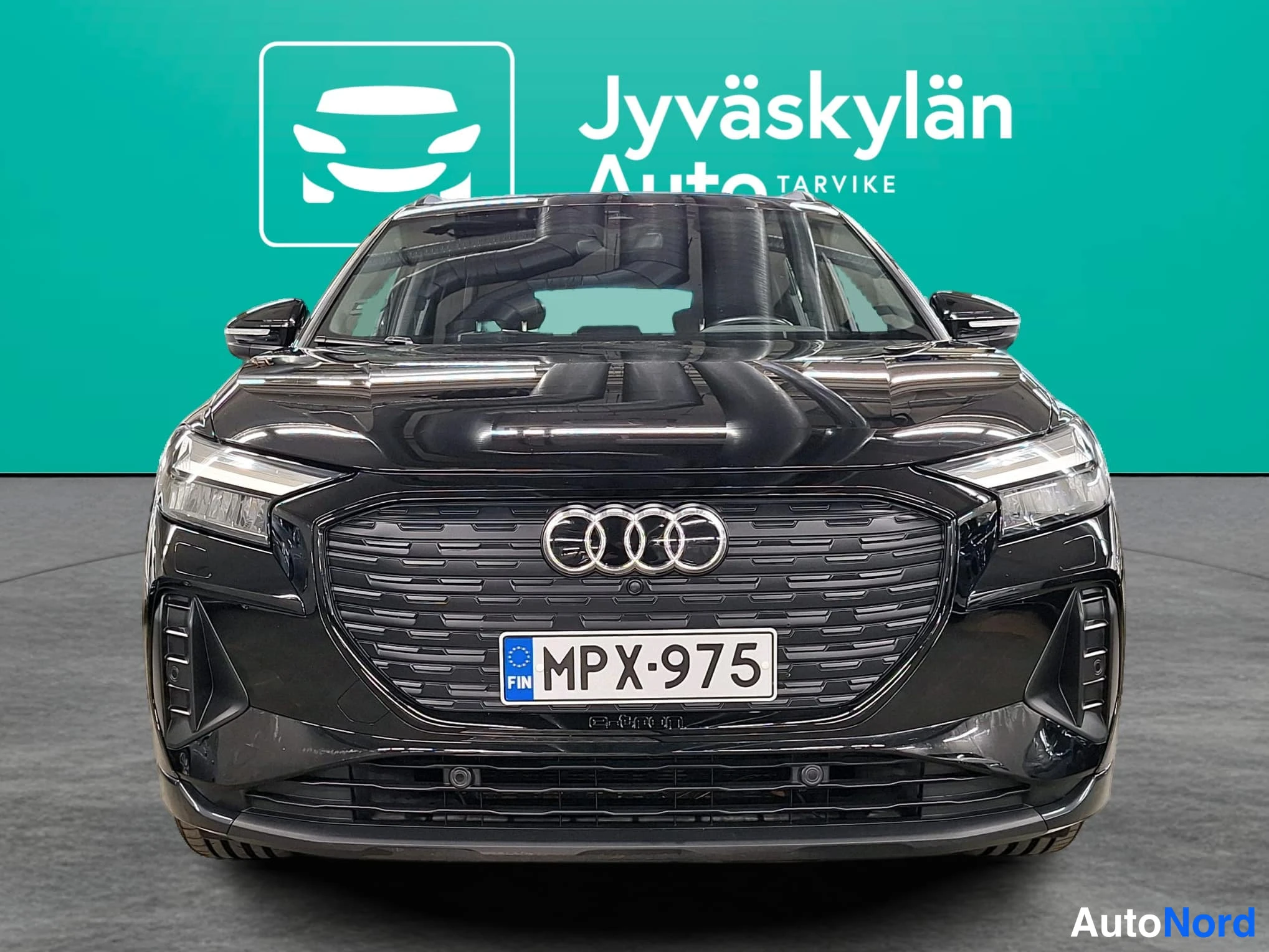 Musta Audi Q4 e-tron 2022, edestä, kuva 9