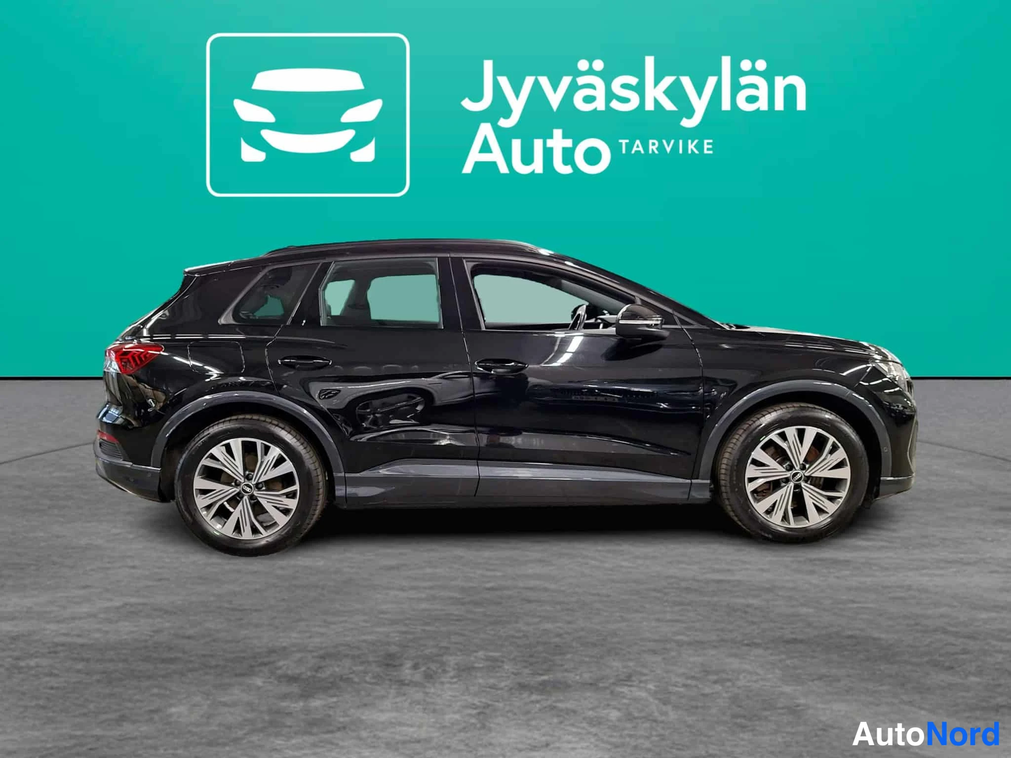 Musta Audi Q4 e-tron 2022, sivulta, kuva 10