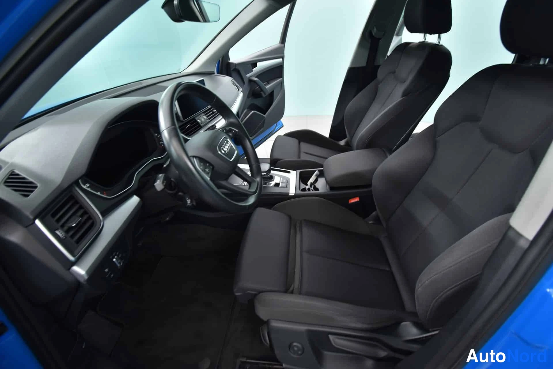 Sininen Audi Q5 2020, ohjaamo, kuva 13