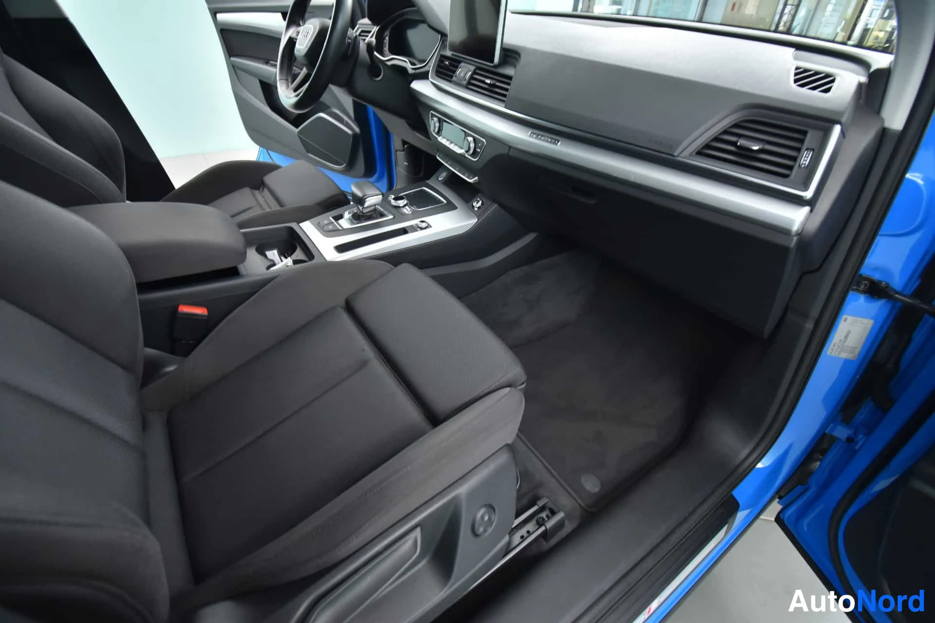 Sininen Audi Q5 2020, ohjaamo, kuva 14