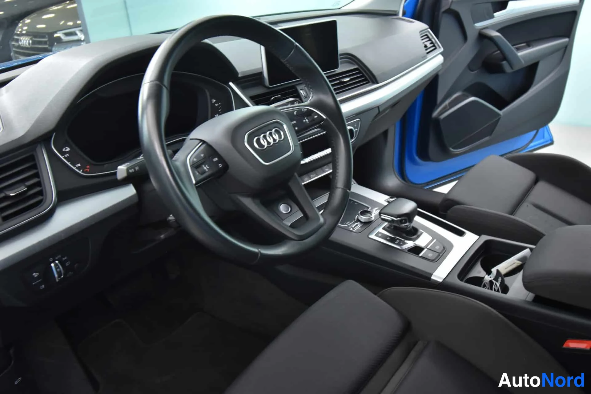 Sininen Audi Q5 2020, ohjaamo, kuva 15