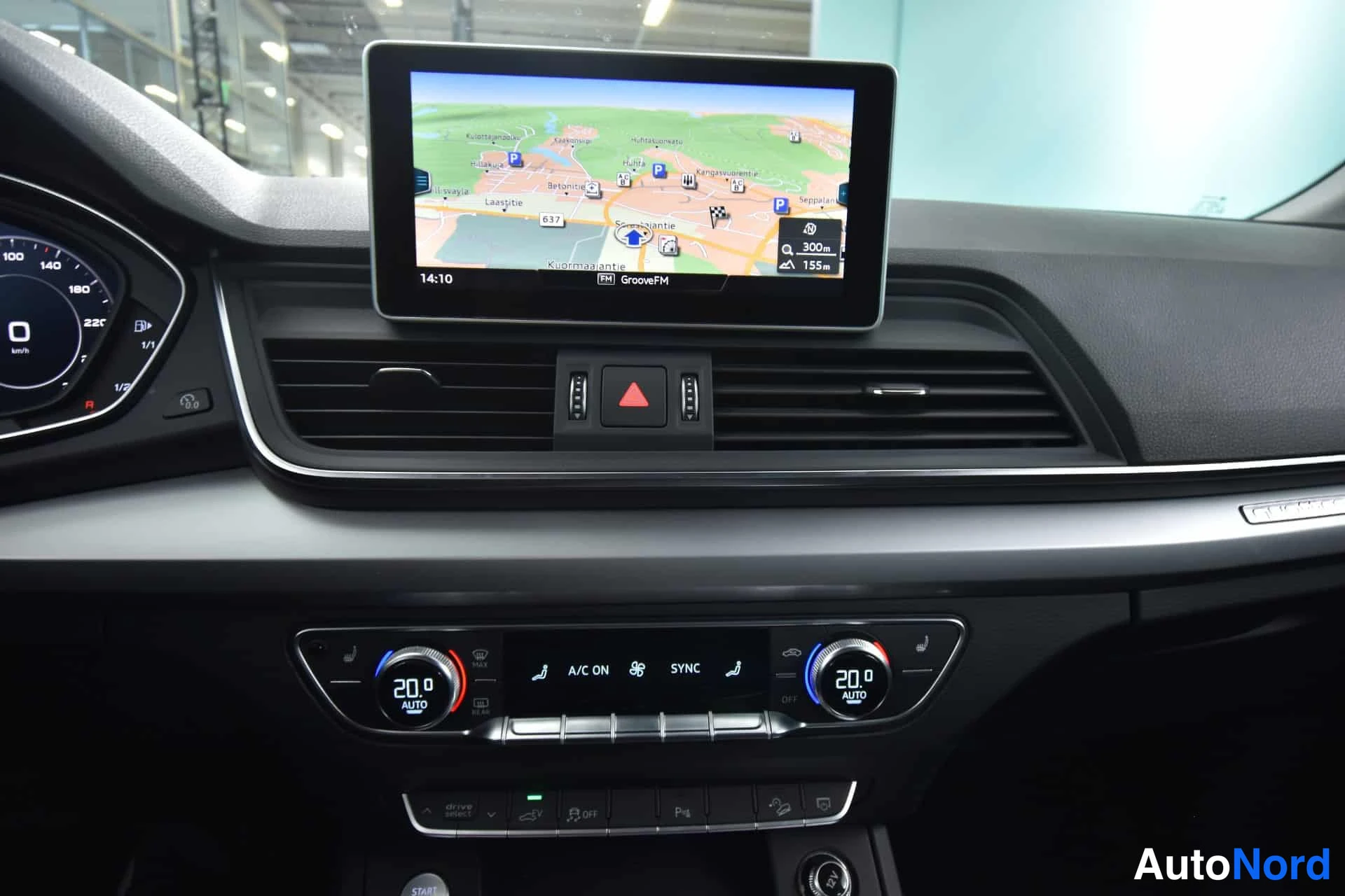 Sininen Audi Q5 2020, ohjaamo, kuva 16