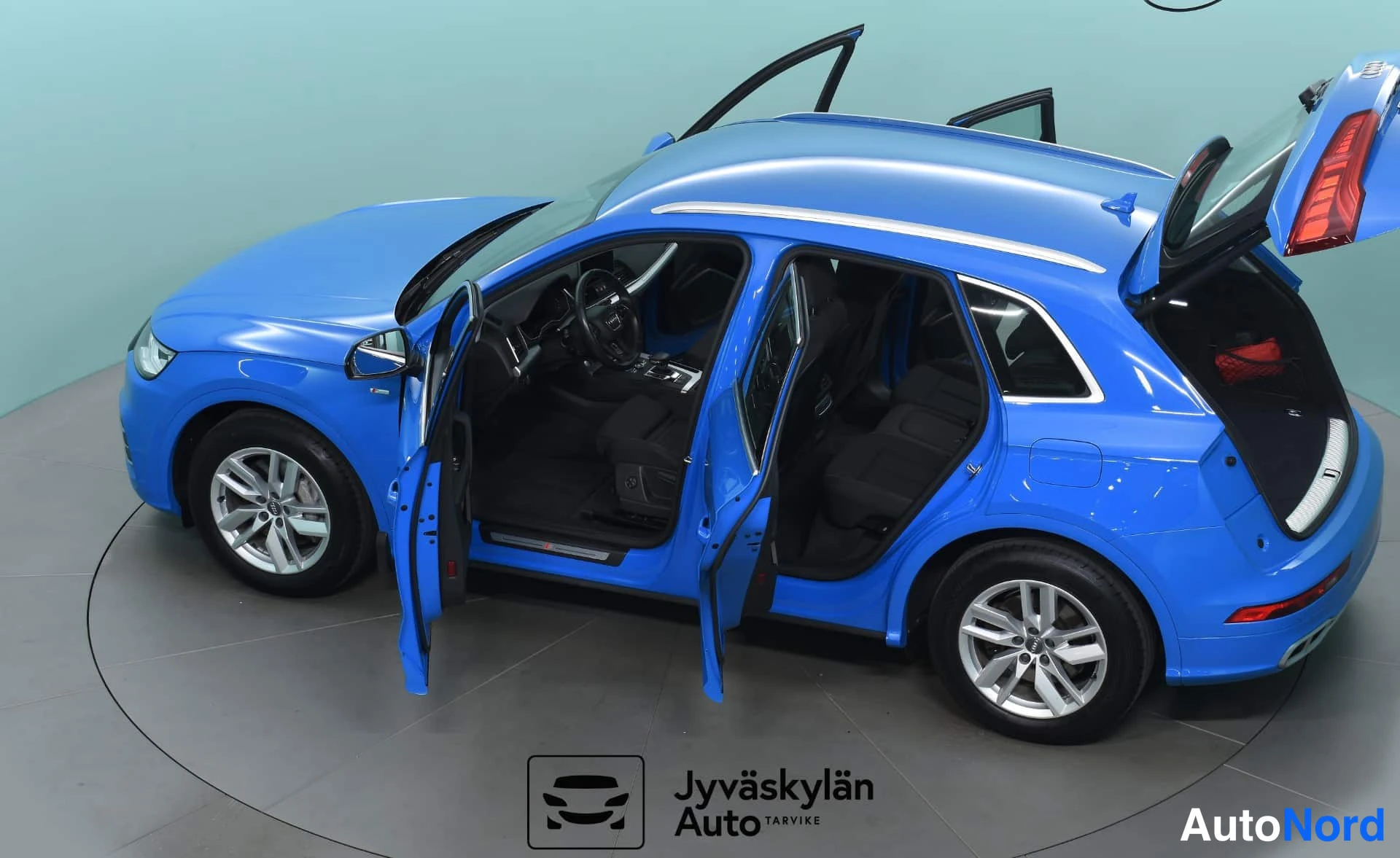 Sininen Audi Q5 2020, etuviisto, keula vasemmalle, kuva 3