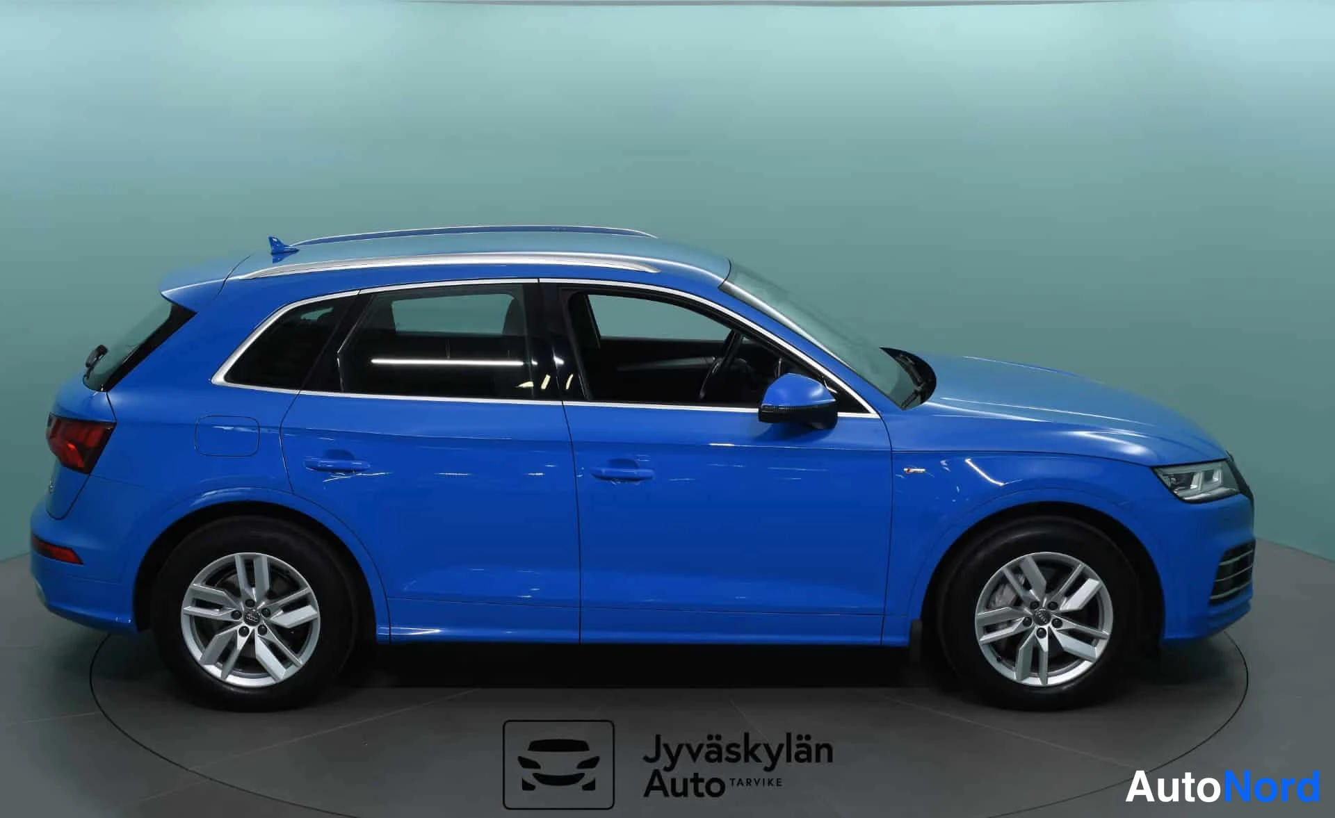 Sininen Audi Q5 2020, etuviisto, keula oikealle, kuva 6