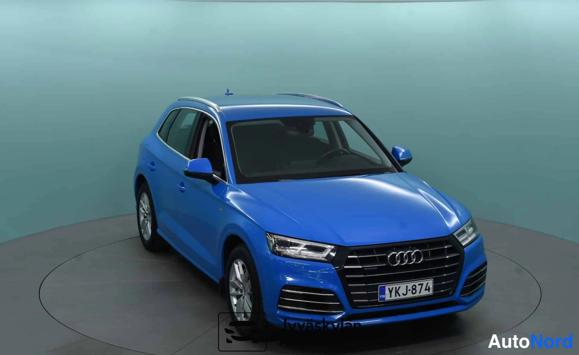 Sininen Audi Q5 2020, etuviisto, keula oikealle, kuva 4