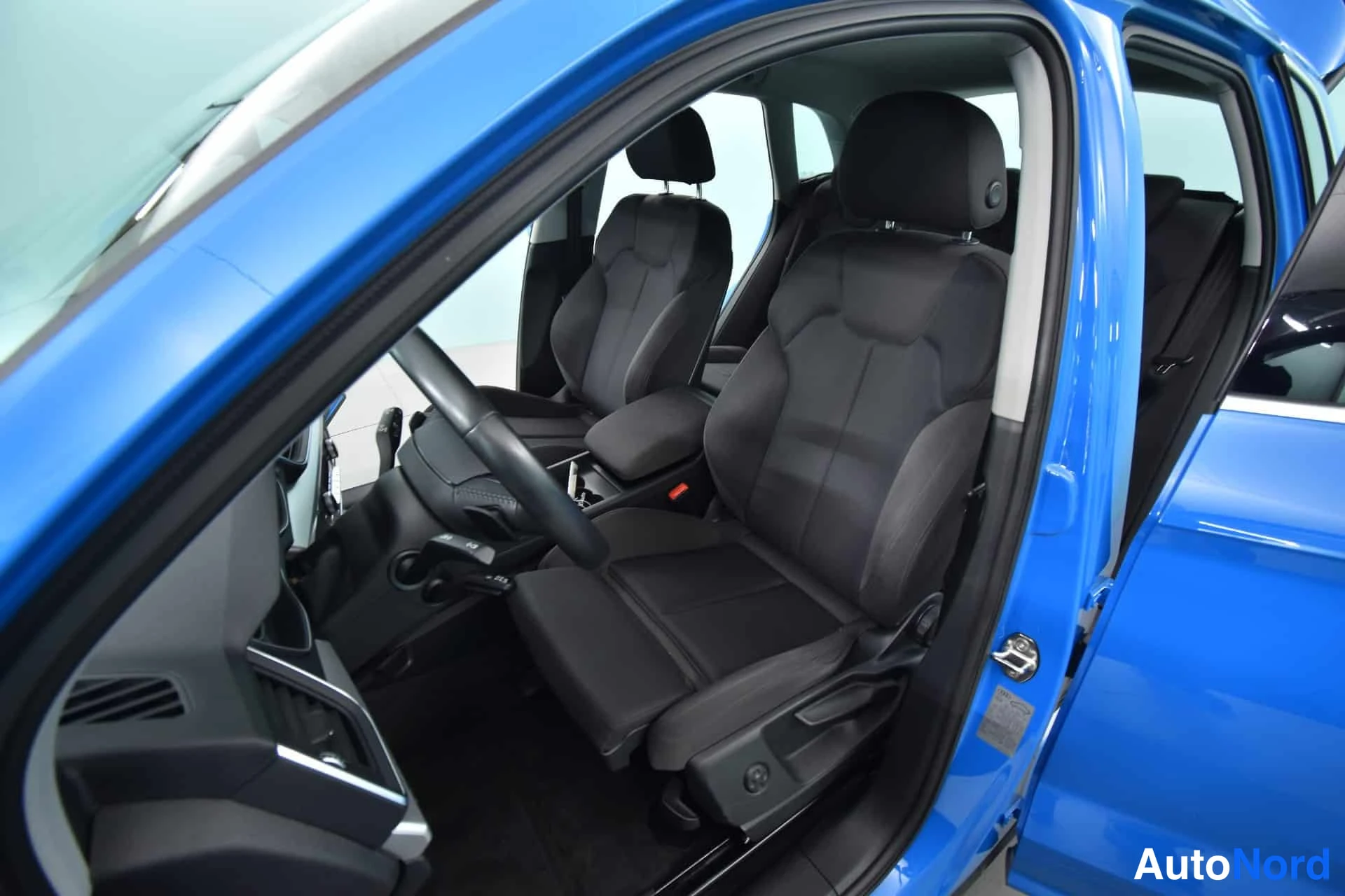 Sininen Audi Q5 2020, etuistuimet, kuva 17