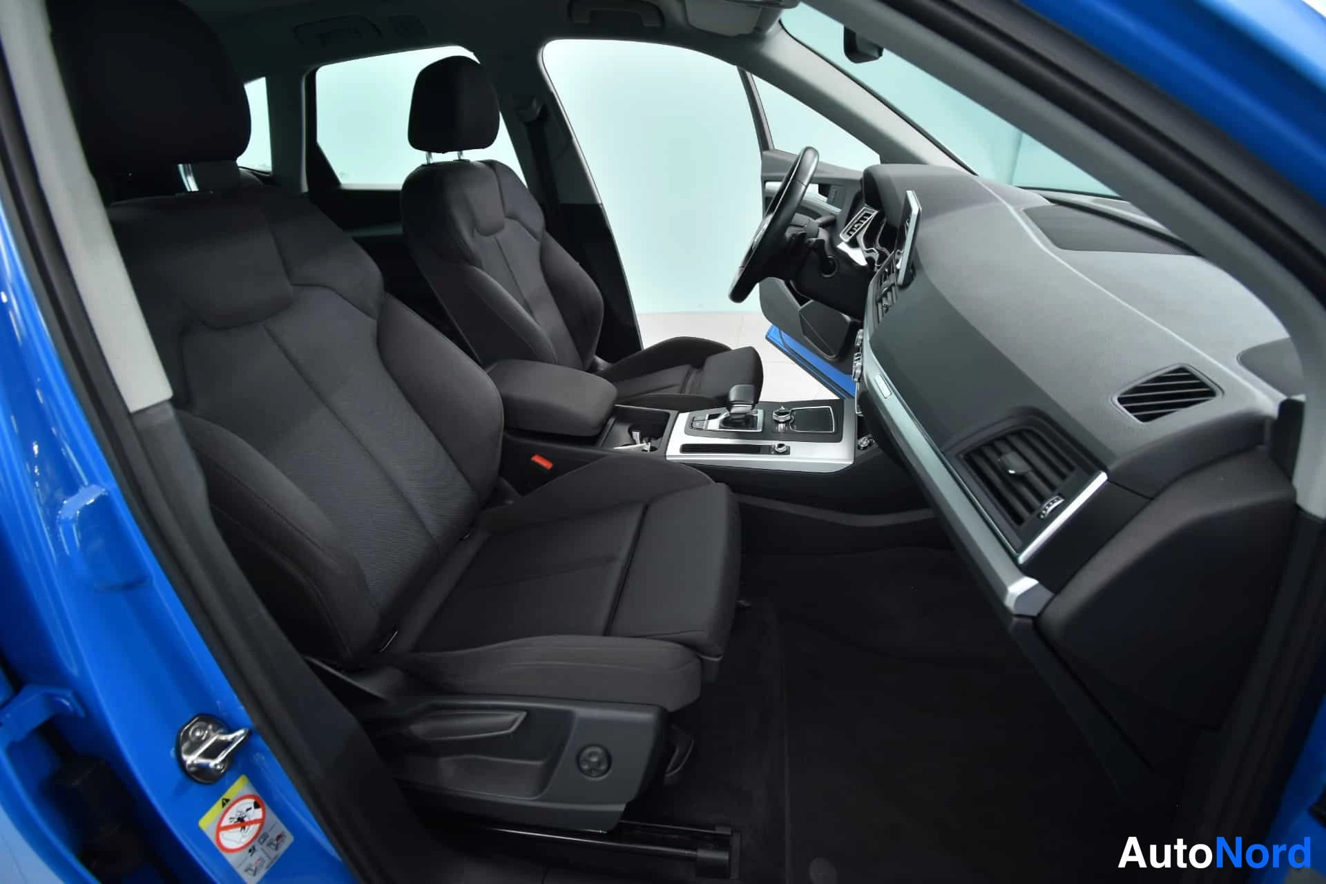 Sininen Audi Q5 2020, etuistuimet, kuva 18