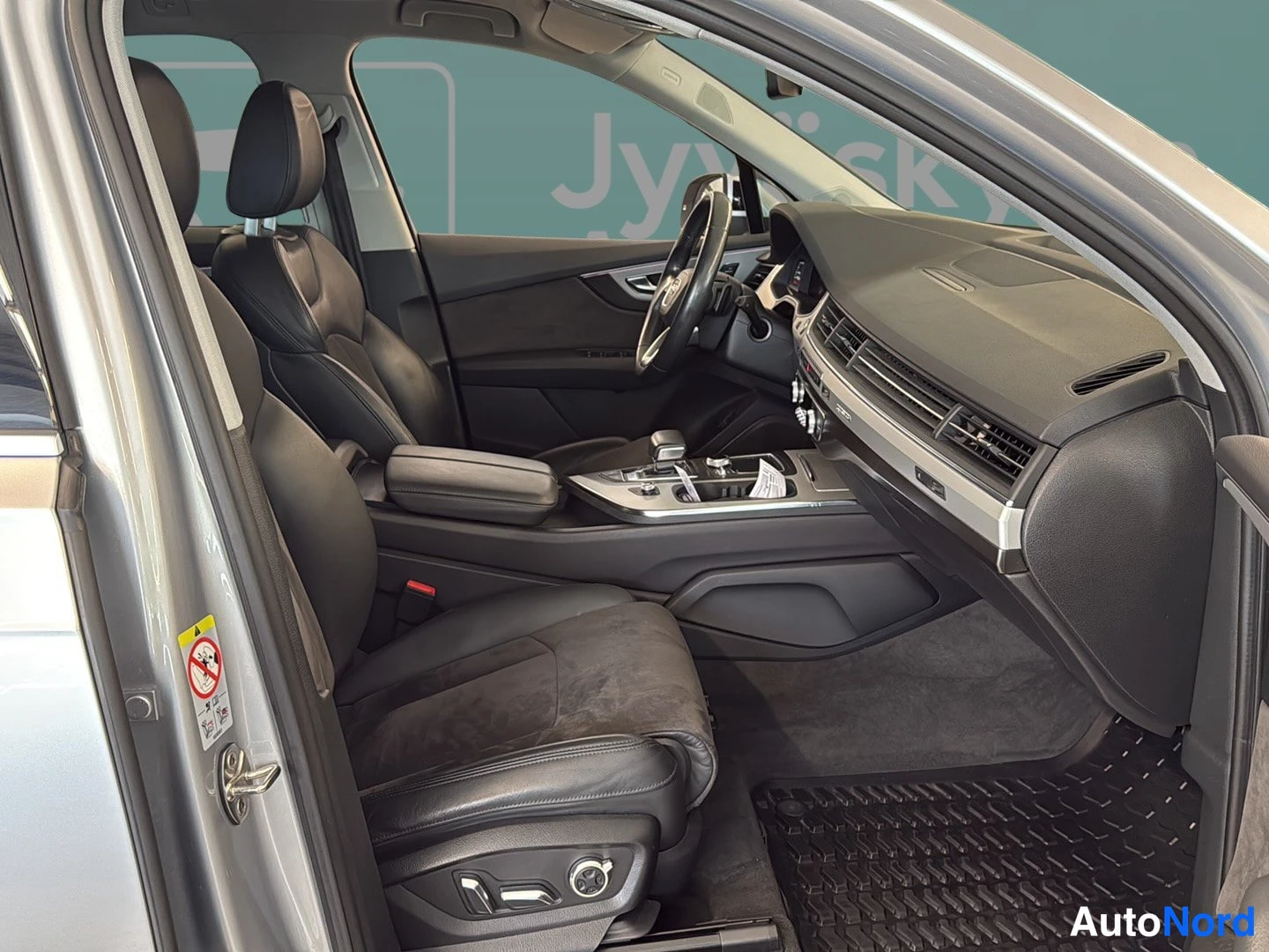 Hopea Audi Q7 2018, etuistuimet, kuva 10