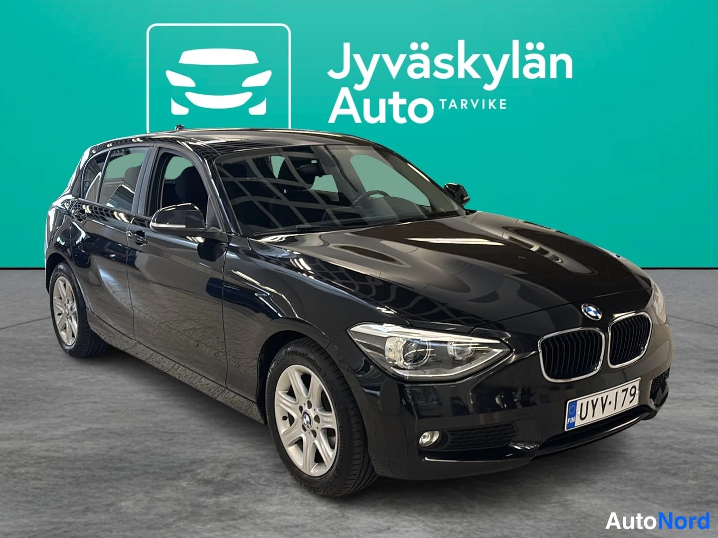 Musta BMW 116i 2014, etuviisto, keula oikealle, kuva 2