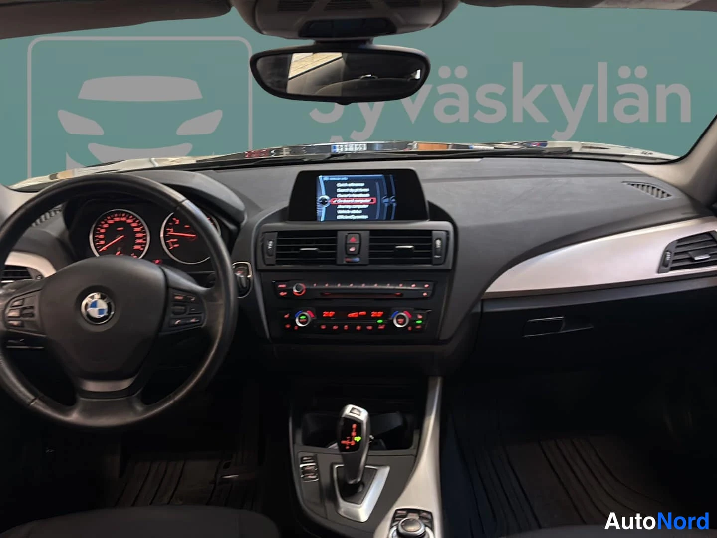 Musta BMW 116i 2014, ohjaamo, kuva 6