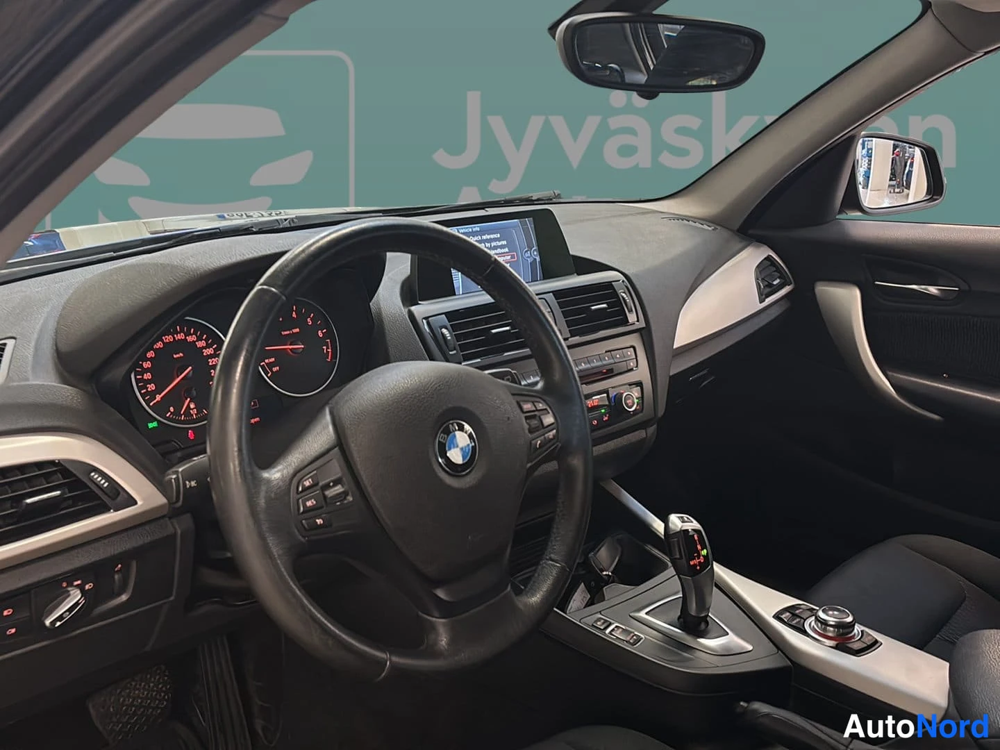 Musta BMW 116i 2014, ohjaamo, kuva 5
