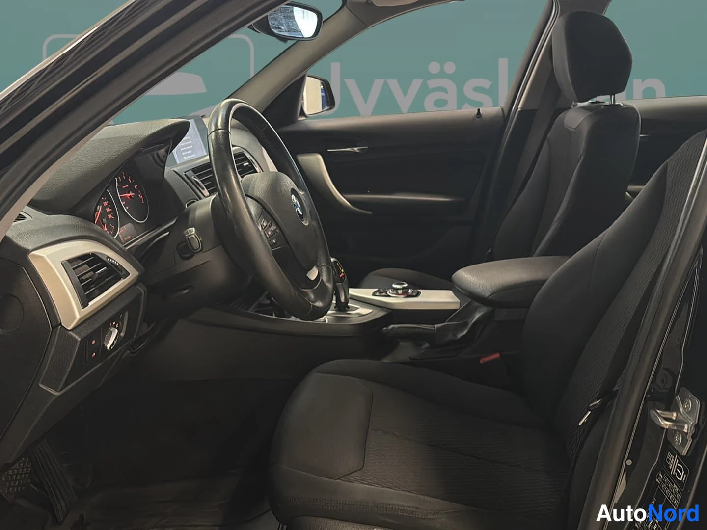 Musta BMW 116i 2014, etuistuimet, kuva 7