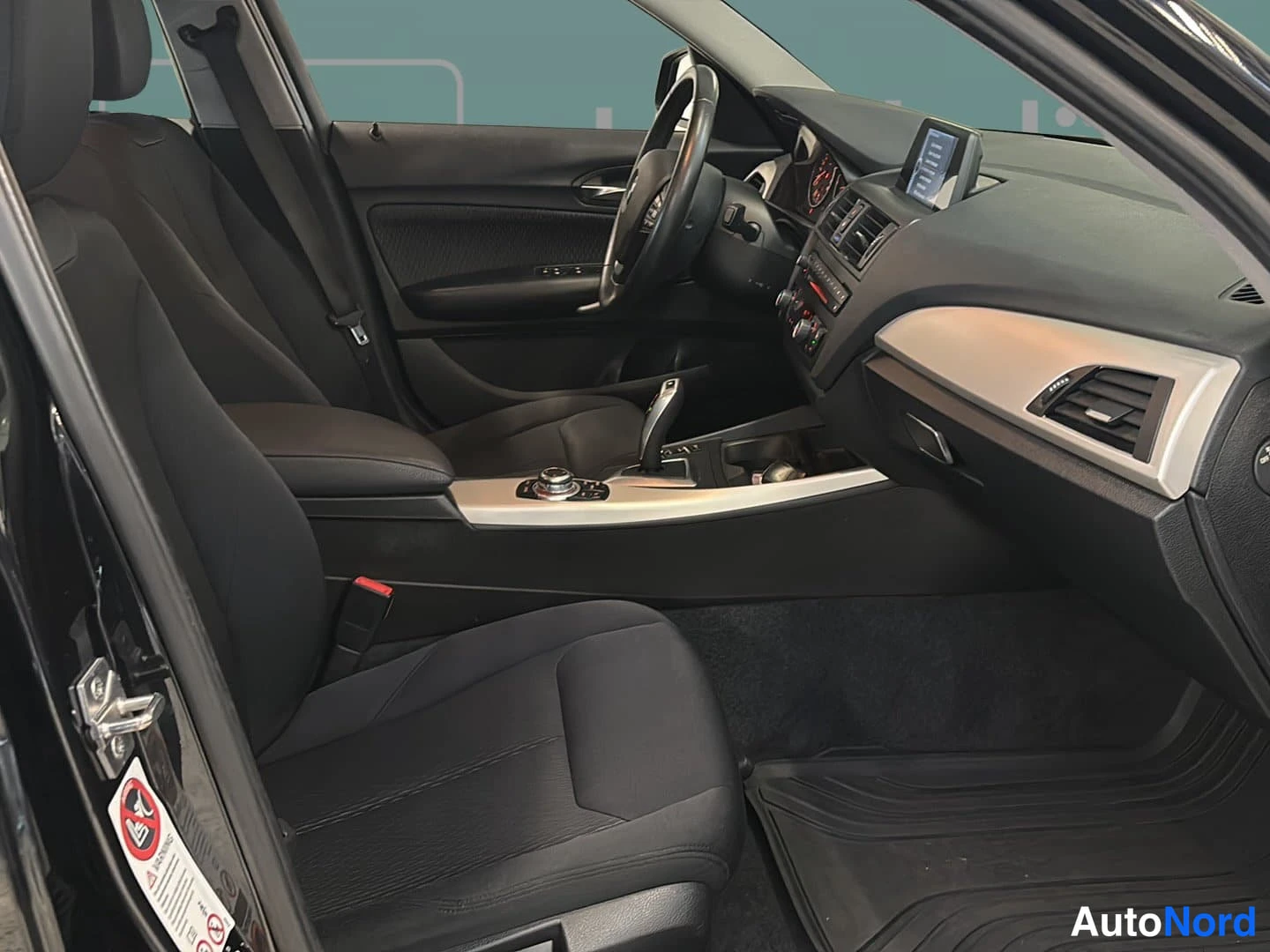 Musta BMW 116i 2014, etuistuimet, kuva 9