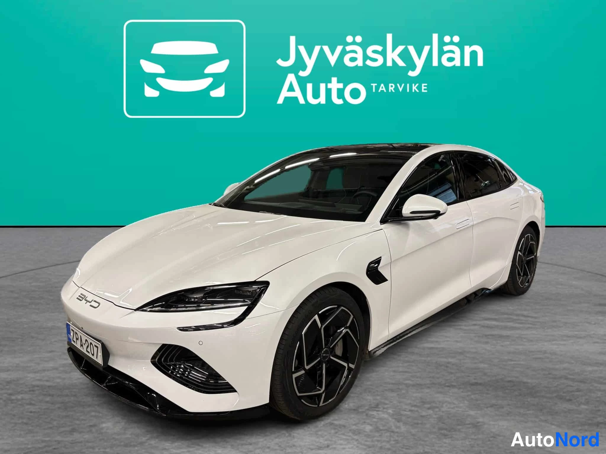 Valkoinen BYD Seal 2025, etuviisto, keula vasemmalle, kuva 2