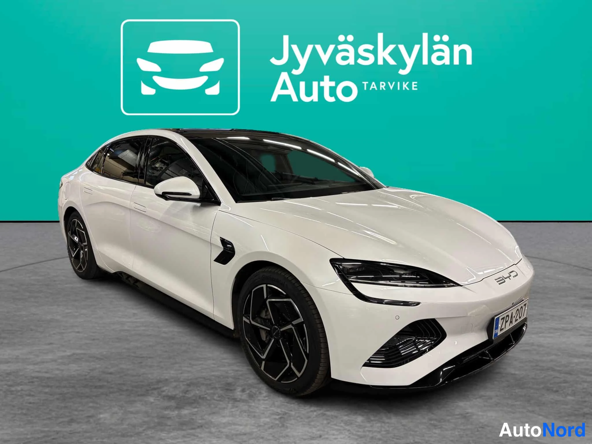 Valkoinen BYD Seal 2025, etuviisto, keula oikealle, kuva 3