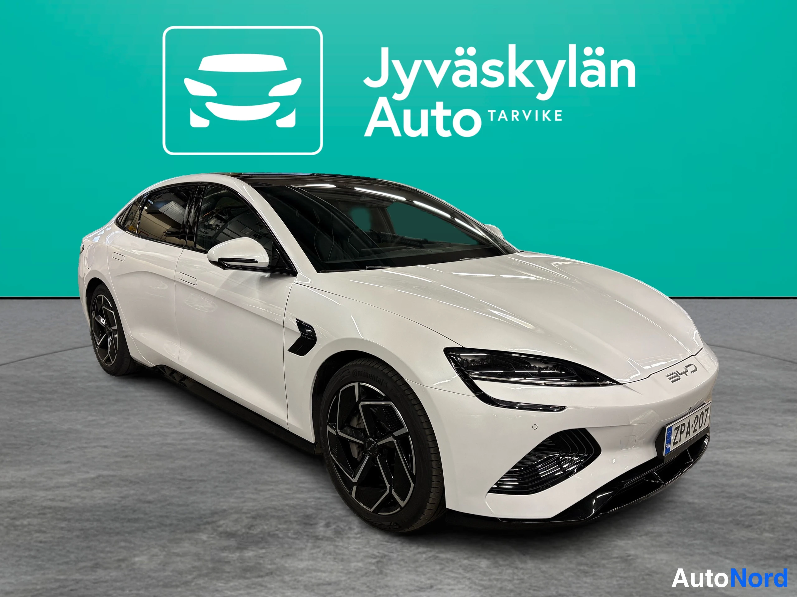 Valkoinen BYD Seal 2025, etuviisto, keula oikealle, kuva 4