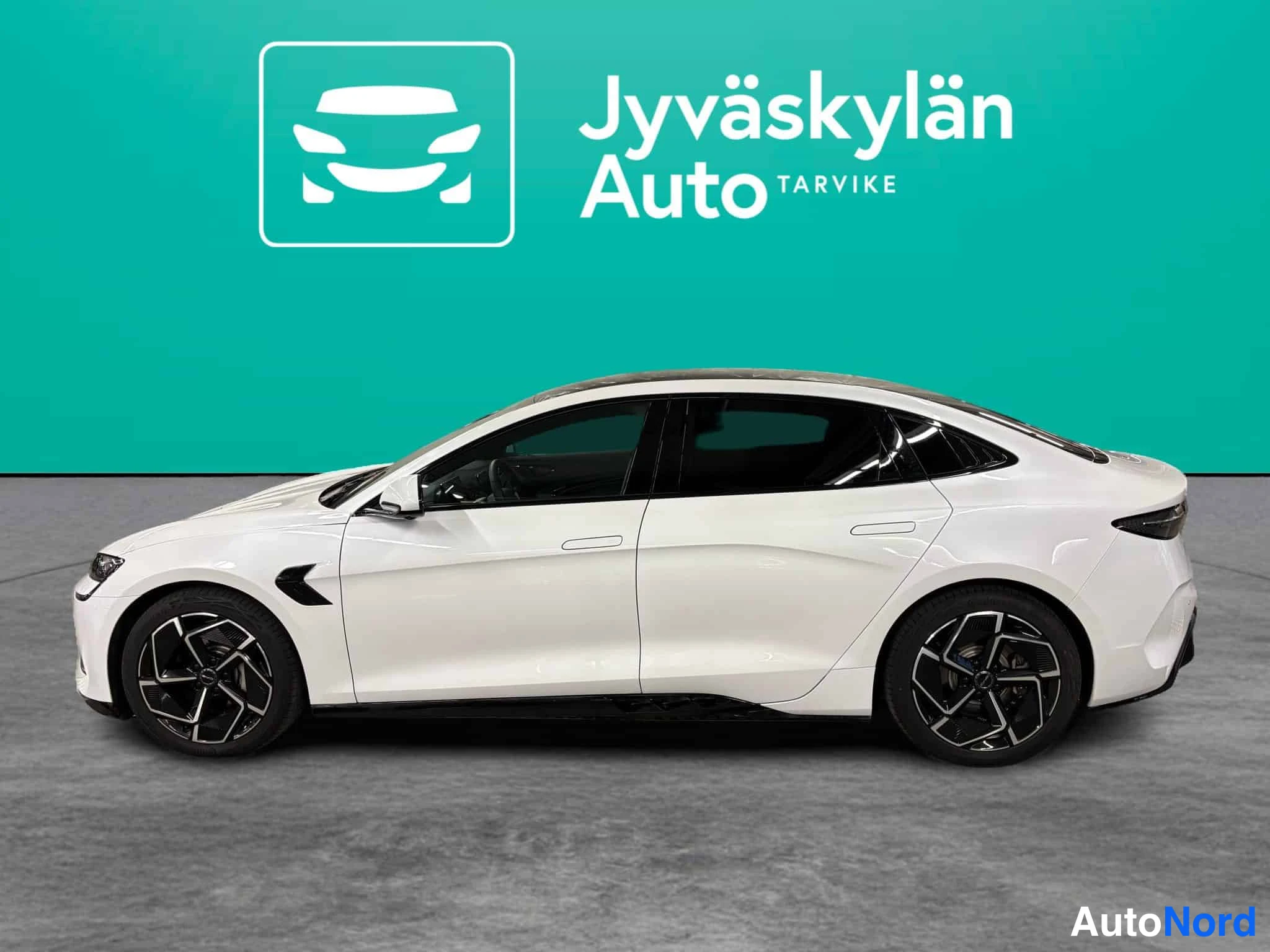 Valkoinen BYD Seal 2025, sivulta, kuva 8
