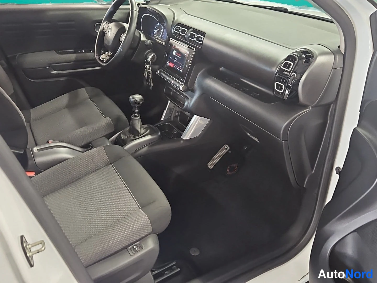 Valkoinen Citroen C3 Aircross 2019, etuistuimet, kuva 13