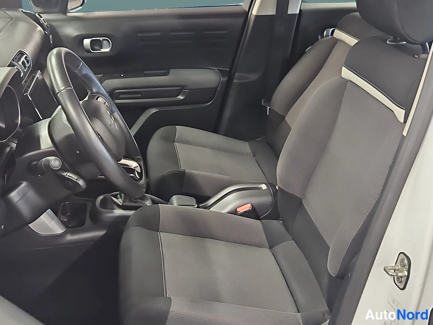 Valkoinen Citroen C3 Aircross 2019, etuistuimet, kuva 14