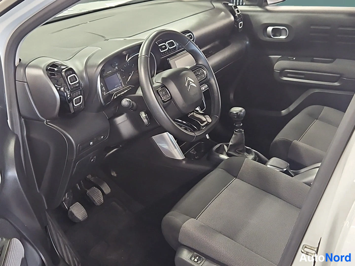Valkoinen Citroen C3 Aircross 2019, ohjaamo, kuva 11