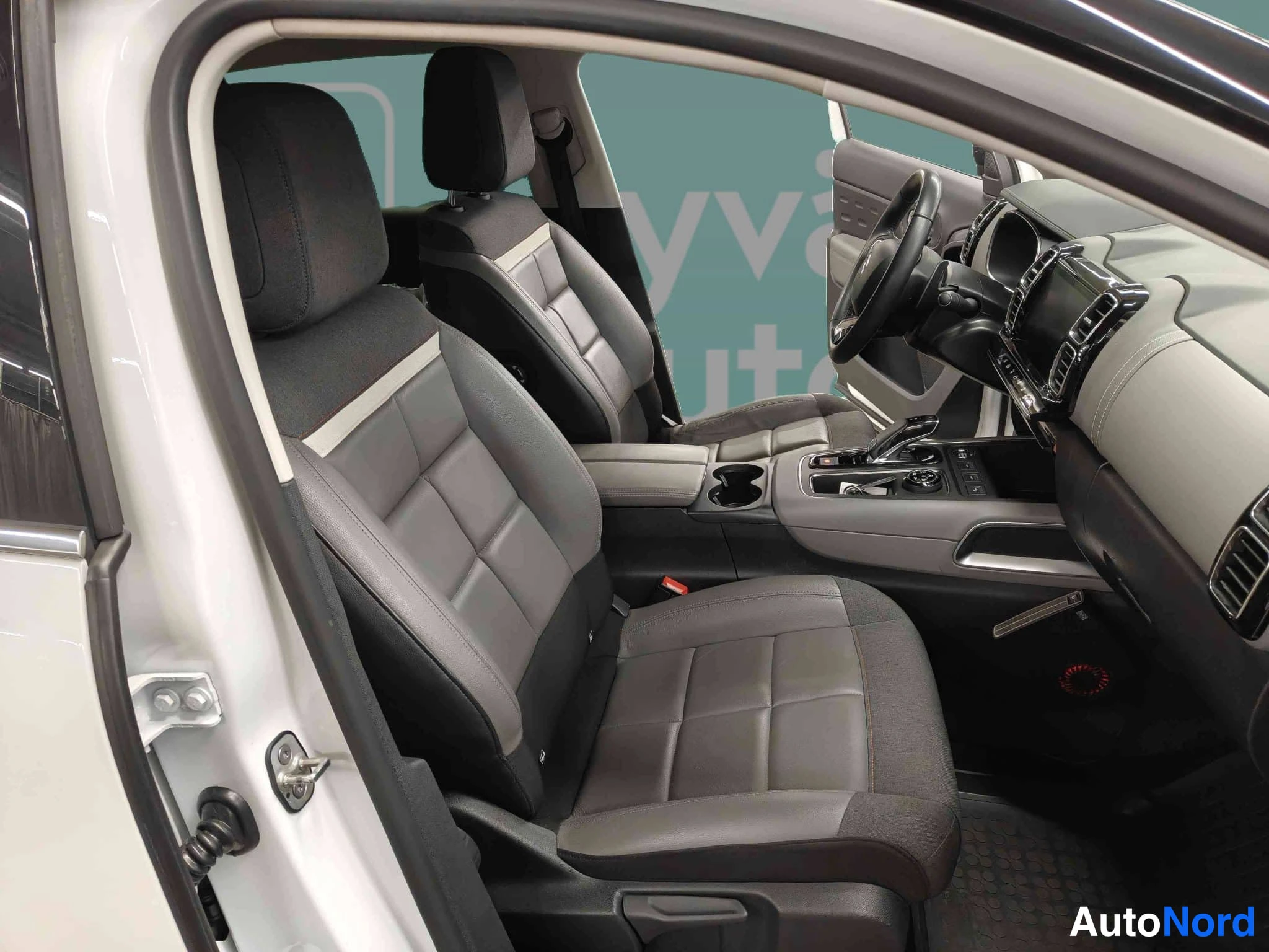 Valkoinen Citroen C5 Aircross 2020, etuistuimet, kuva 27