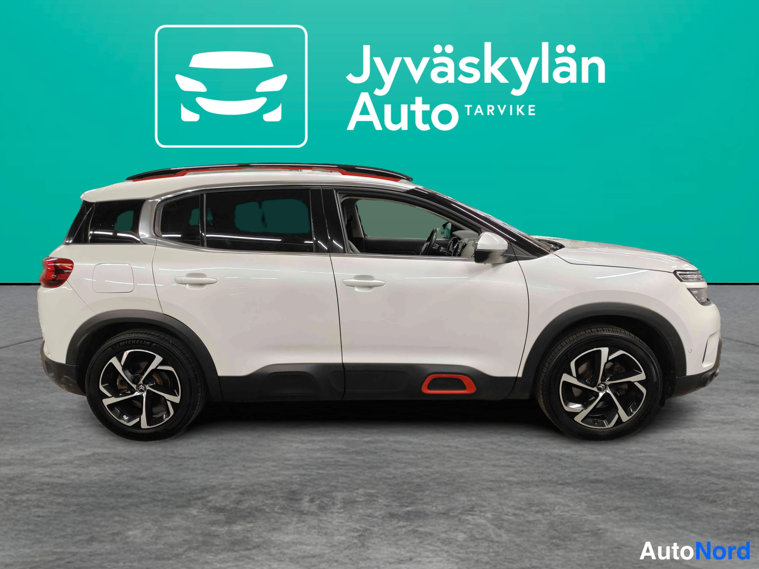 Valkoinen Citroen C5 Aircross 2020, etuviisto, keula oikealle, kuva 4