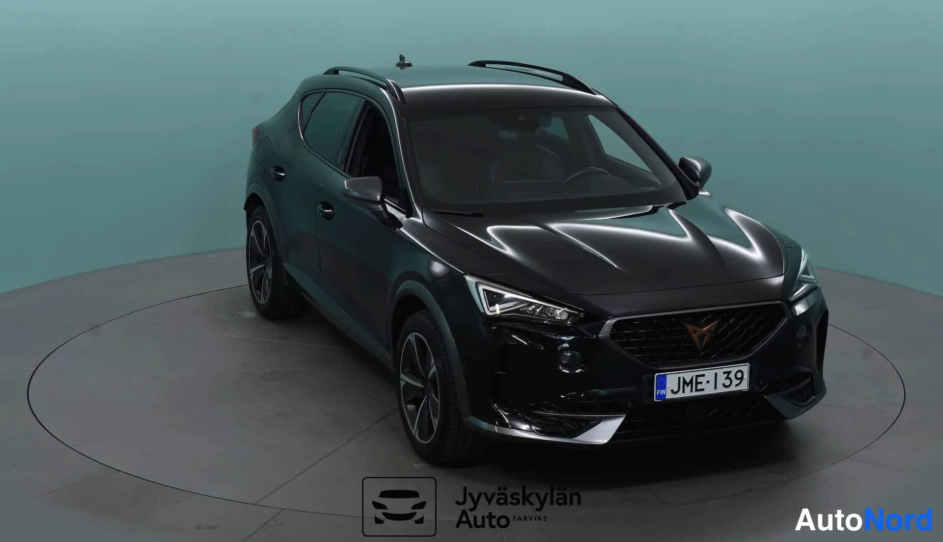 Black Cupra Formentor 2021, front three-quarter, nose to the right, photo 3