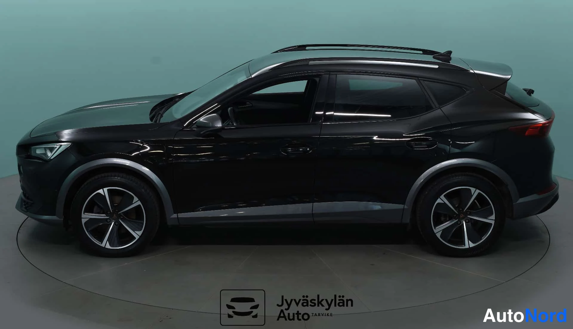Black Cupra Formentor 2021, front three-quarter, nose to the left, photo 2