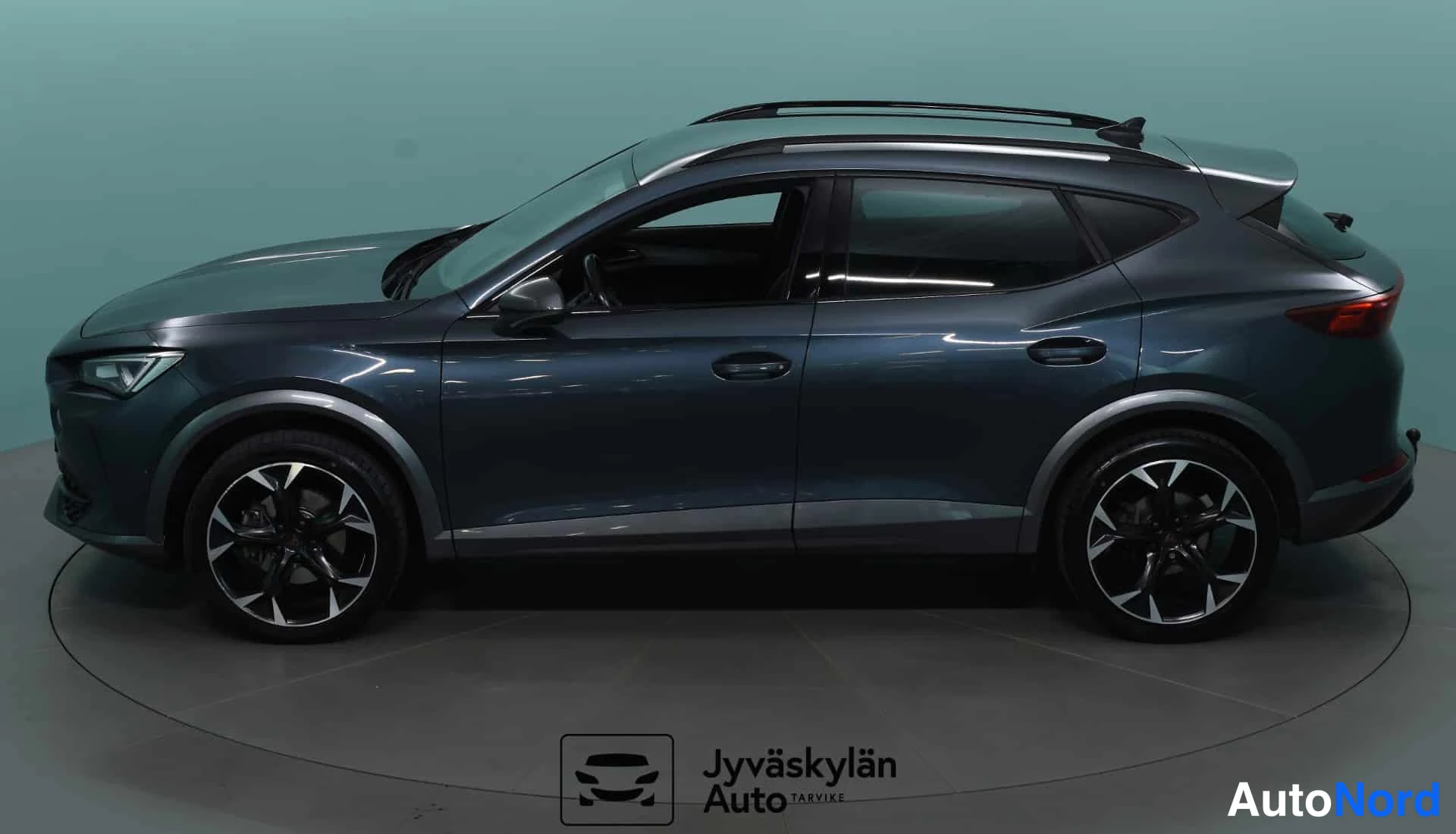 Grey Cupra Formentor 2023, front three-quarter, nose to the left, photo 2