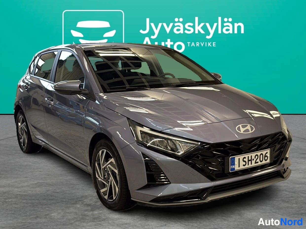 Blå Hyundai i20 2025, snett framifrån, fronten åt höger, bild 2