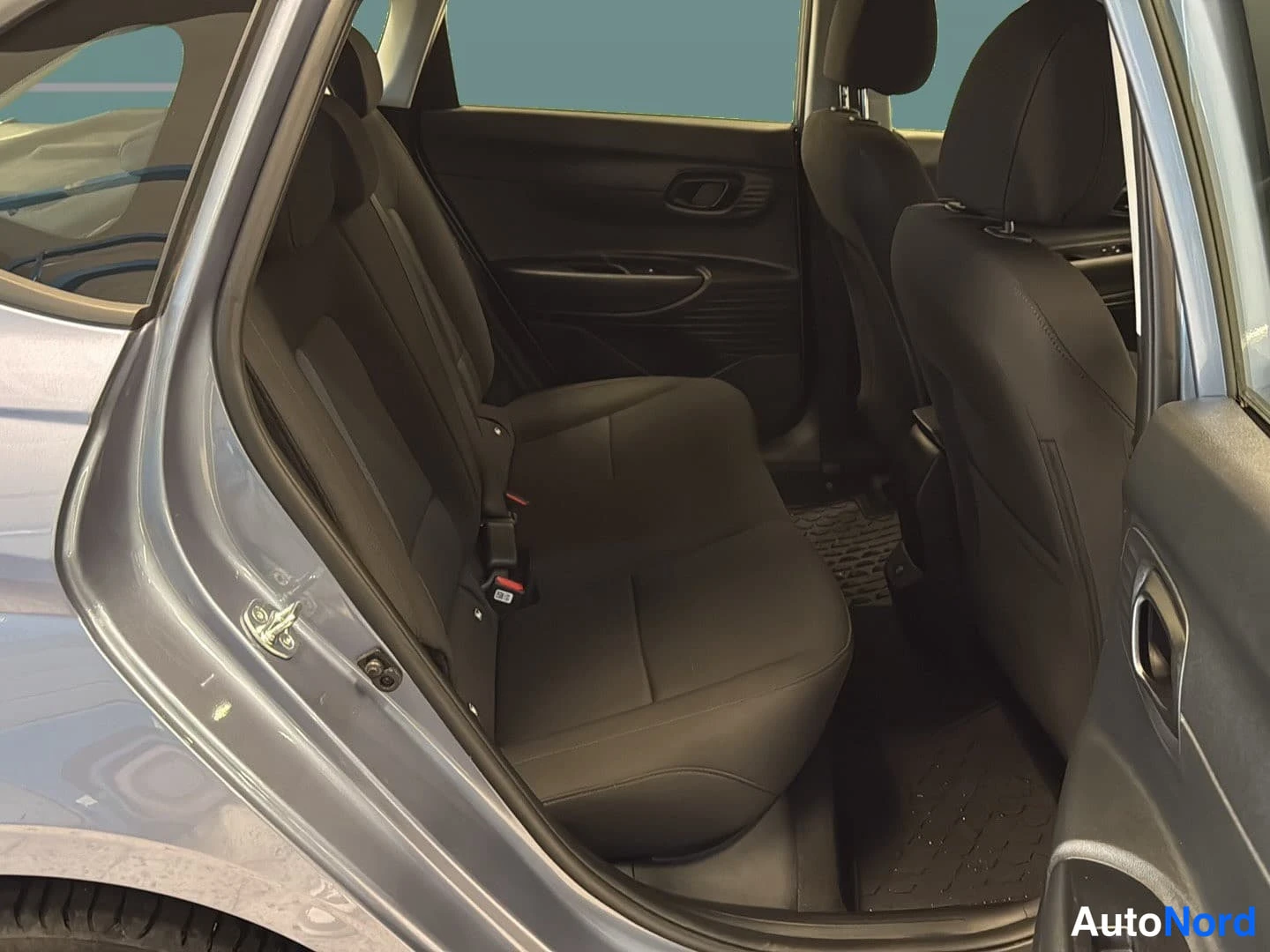 Blå Hyundai i20 2025, baksäten, bild 12