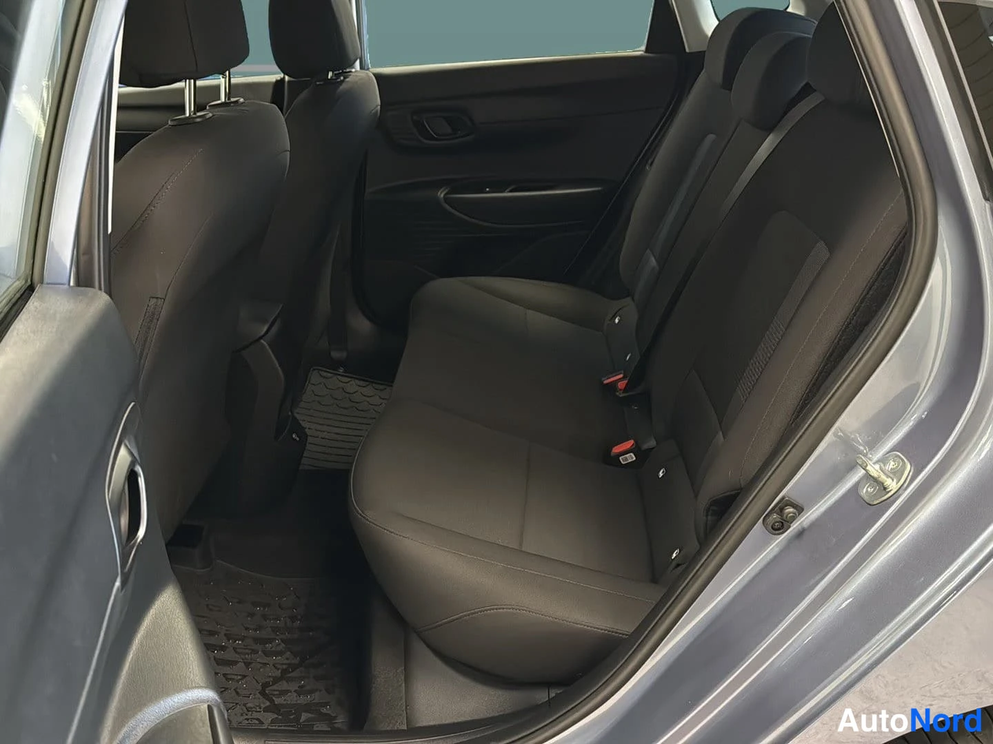 Blå Hyundai i20 2025, baksäten, bild 13