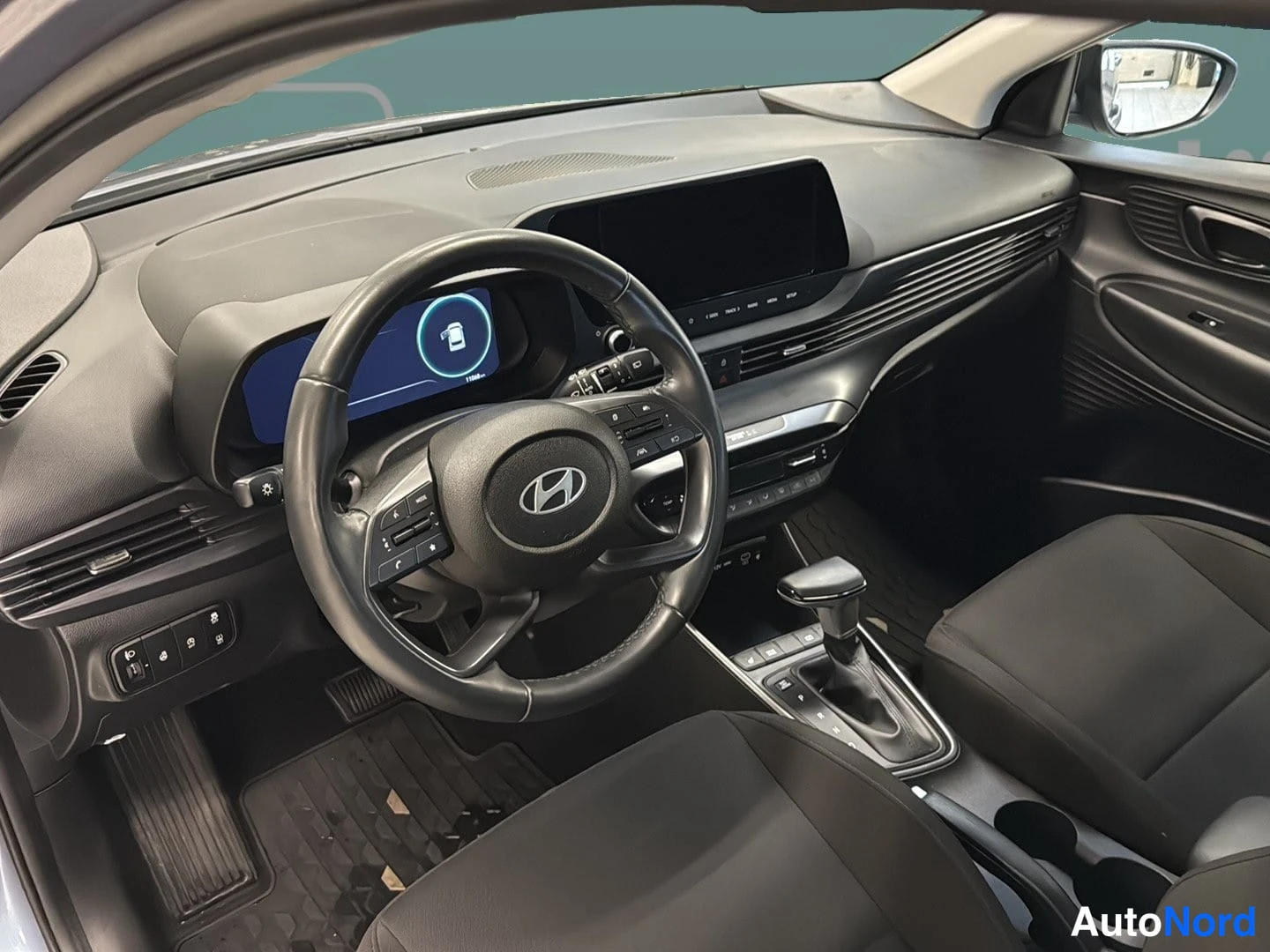 Blå Hyundai i20 2025, förarplats, bild 9