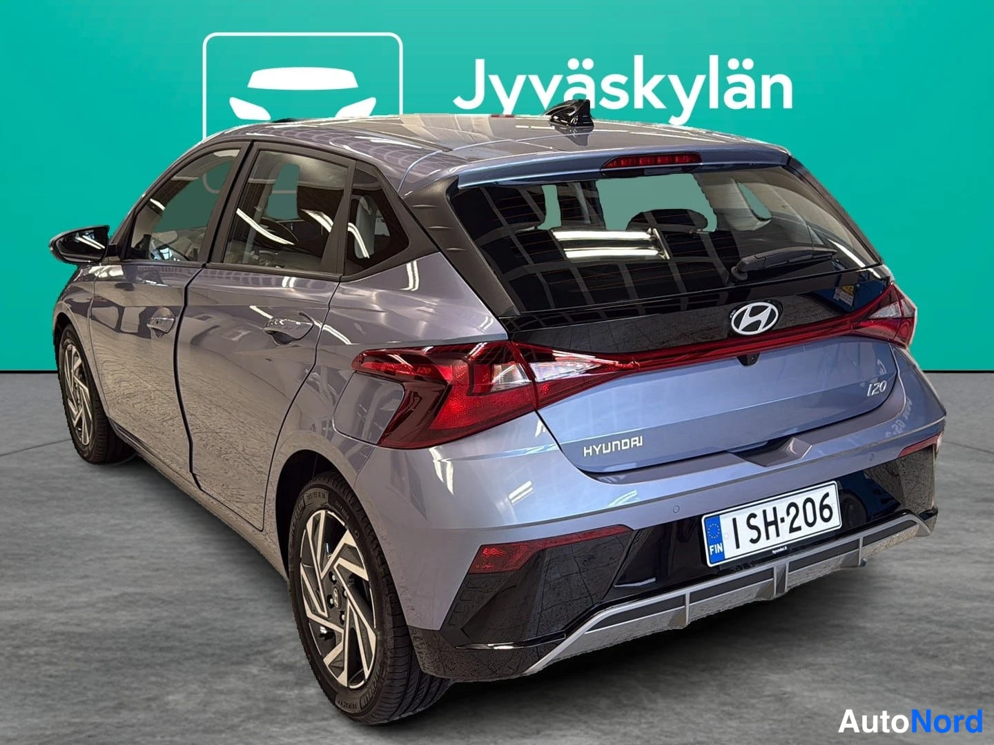 Blå Hyundai i20 2025, snett bakifrån, bild 4